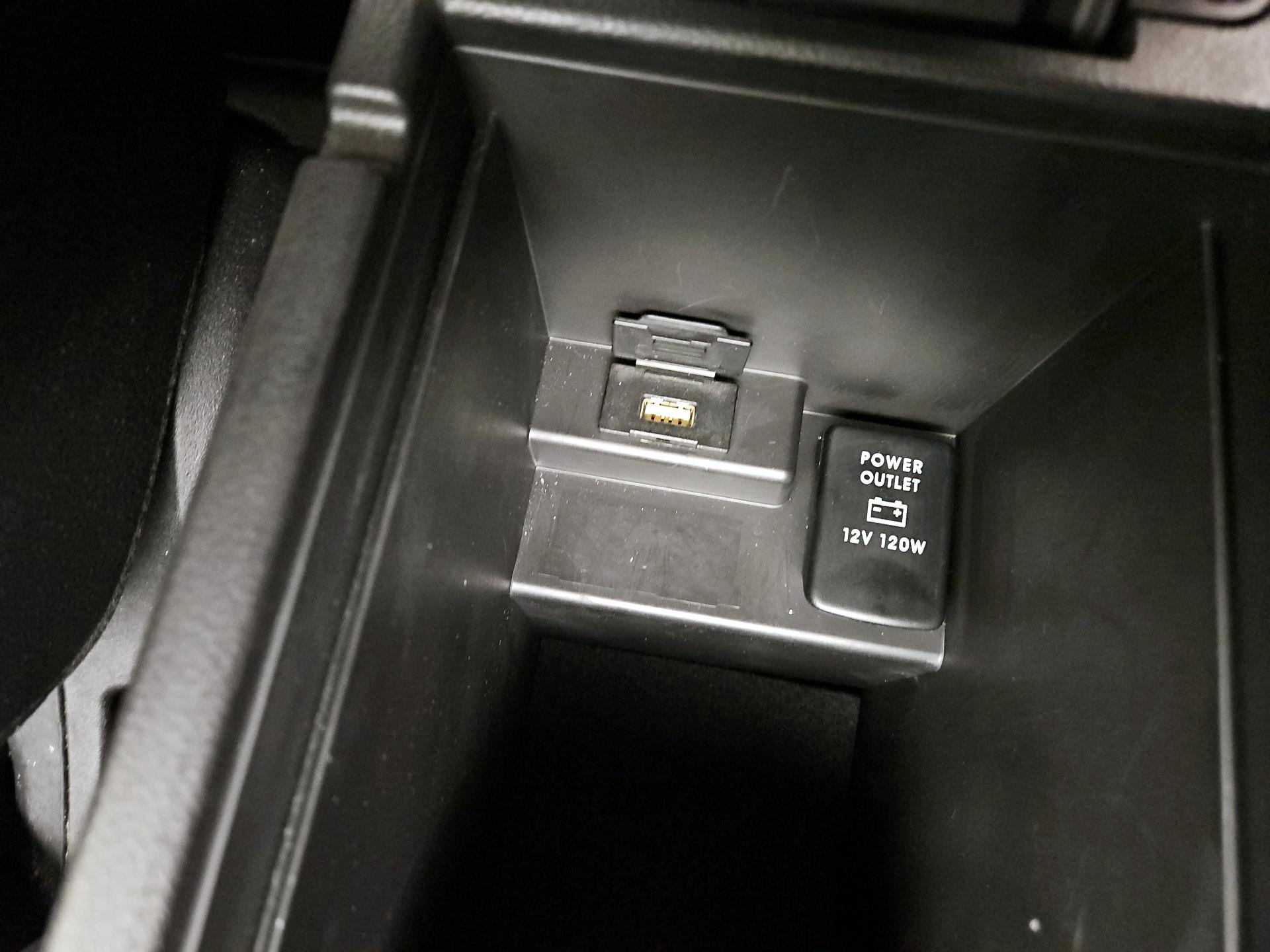 Thumbnail: 2016 Mitsubishi Outlander - 18