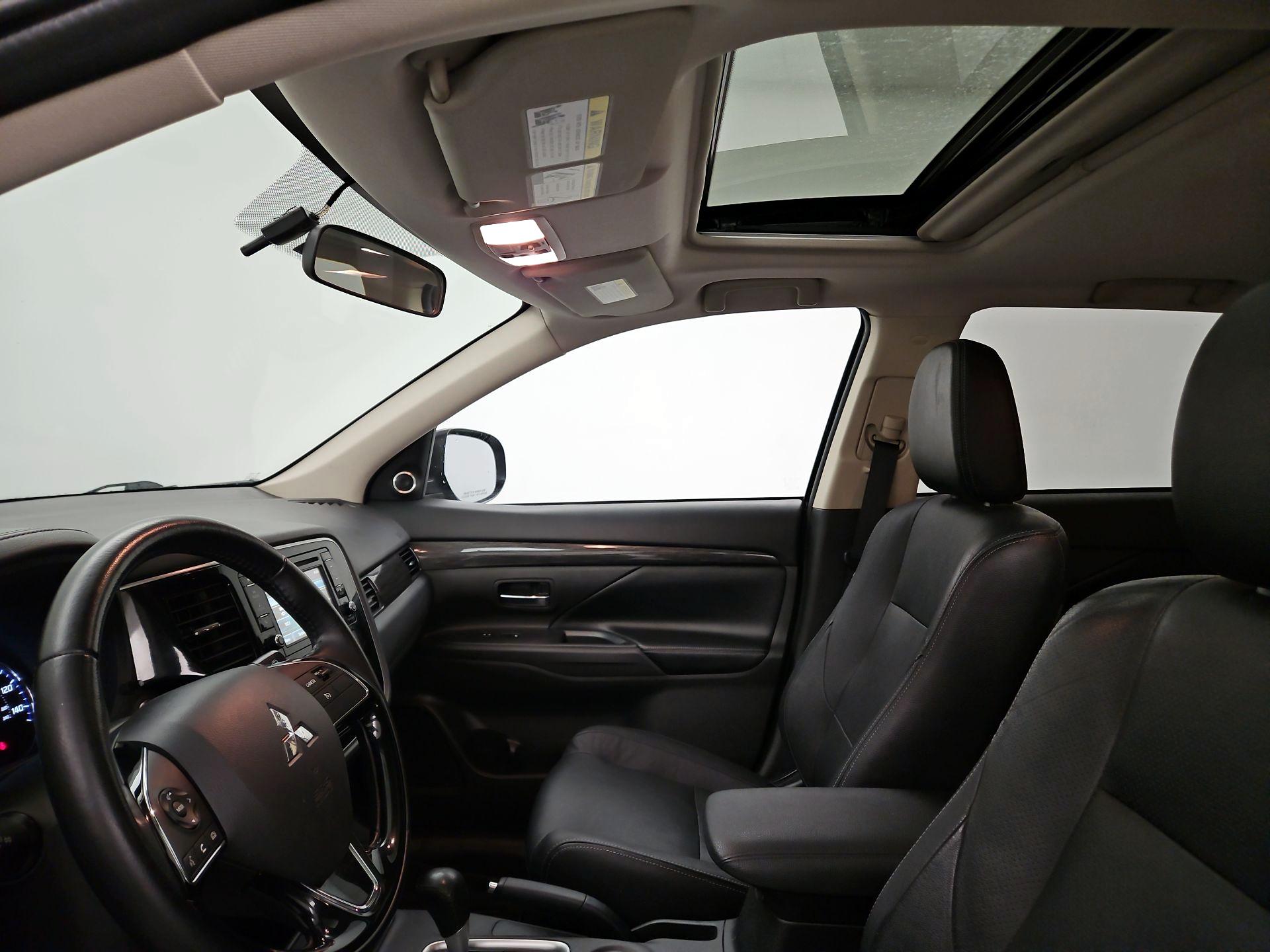 Thumbnail: 2016 Mitsubishi Outlander - 19