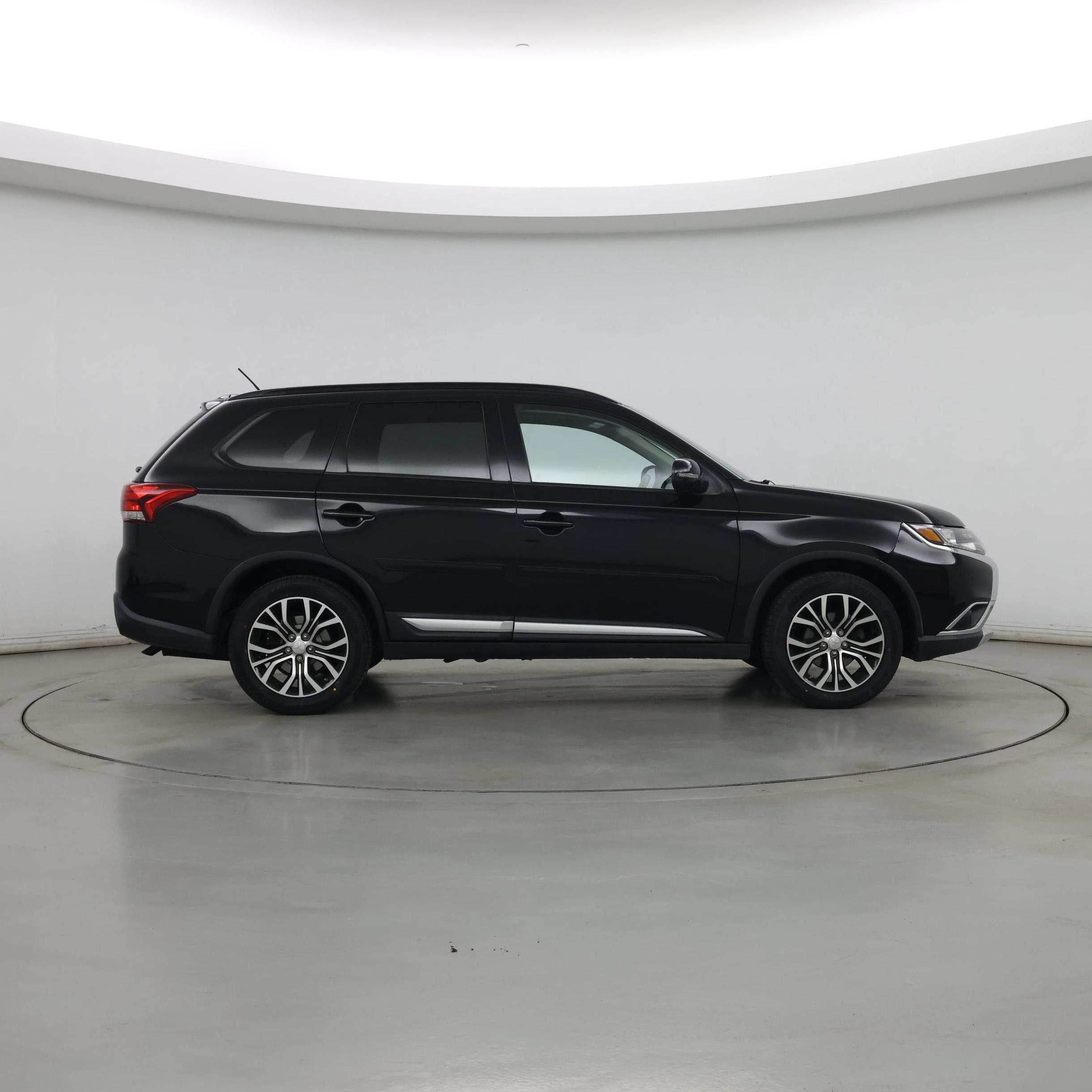Thumbnail: 2016 Mitsubishi Outlander - 7