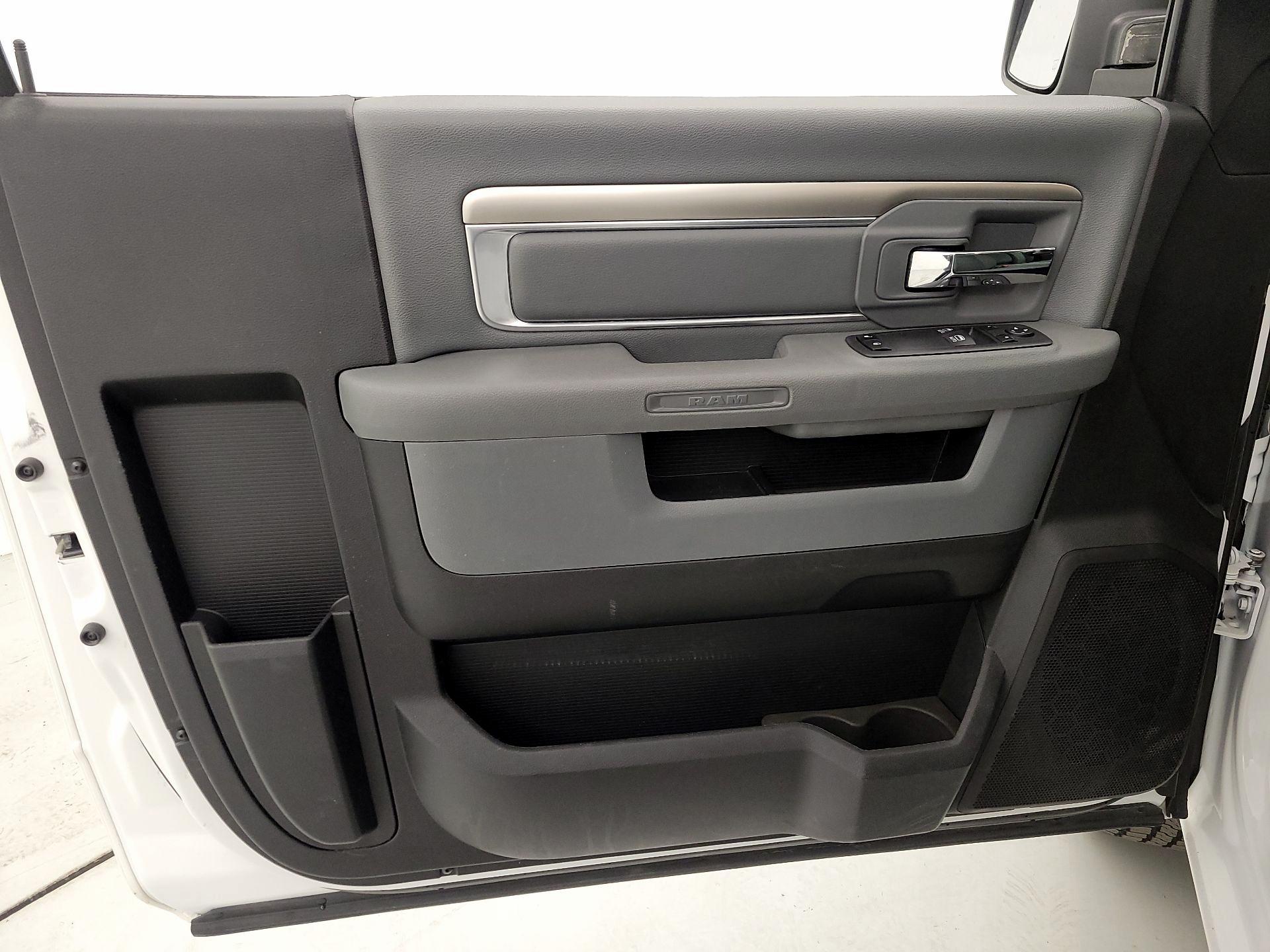 Thumbnail: 2020 RAM 1500 Classic - 12