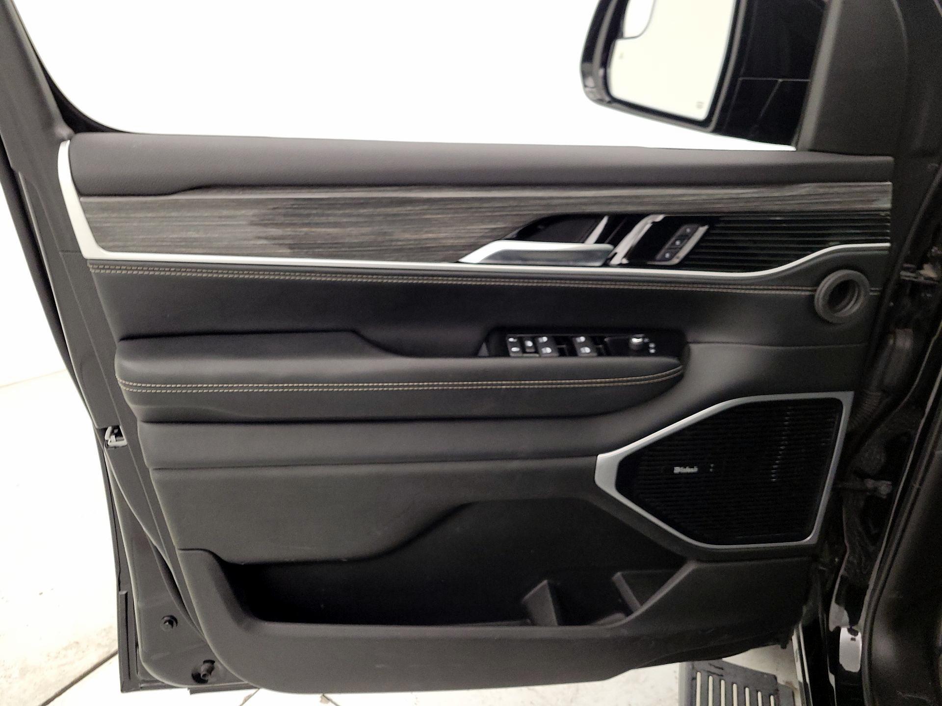 Thumbnail: 2022 Jeep Wagoneer - 12