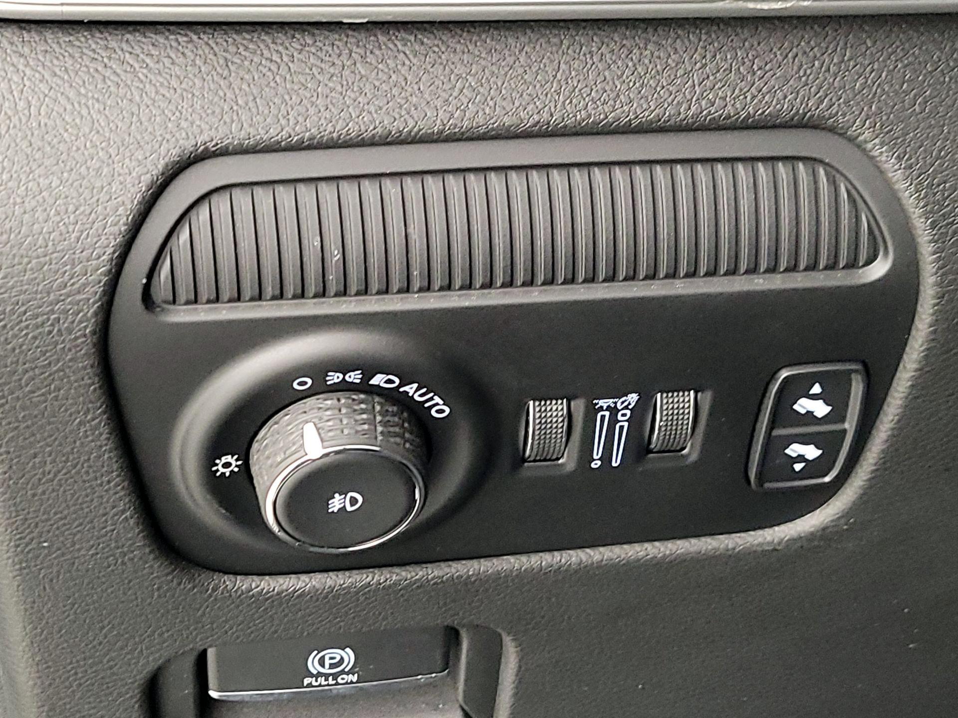 Thumbnail: 2022 Jeep Wagoneer - 13