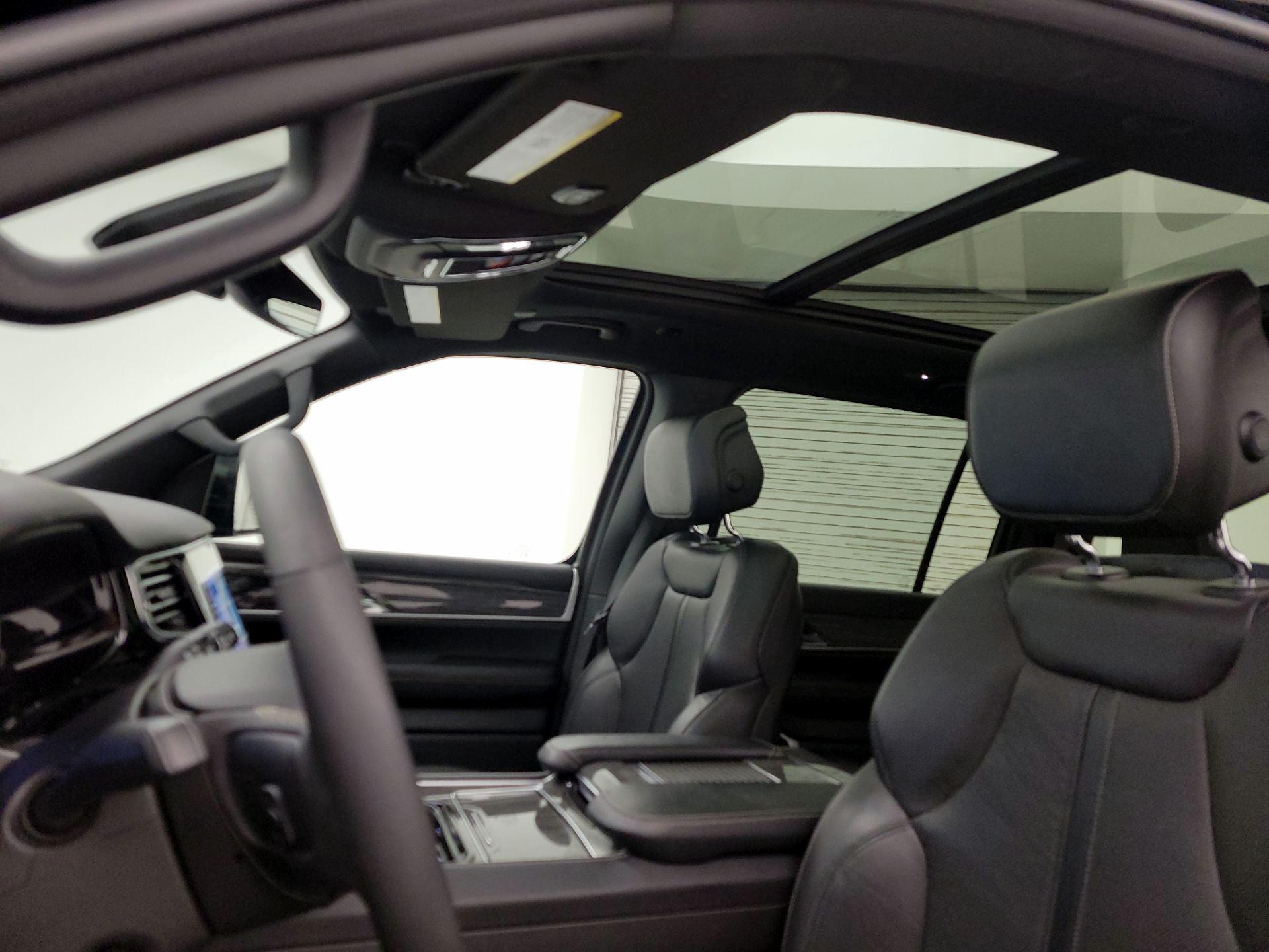 Thumbnail: 2022 Jeep Wagoneer - 19