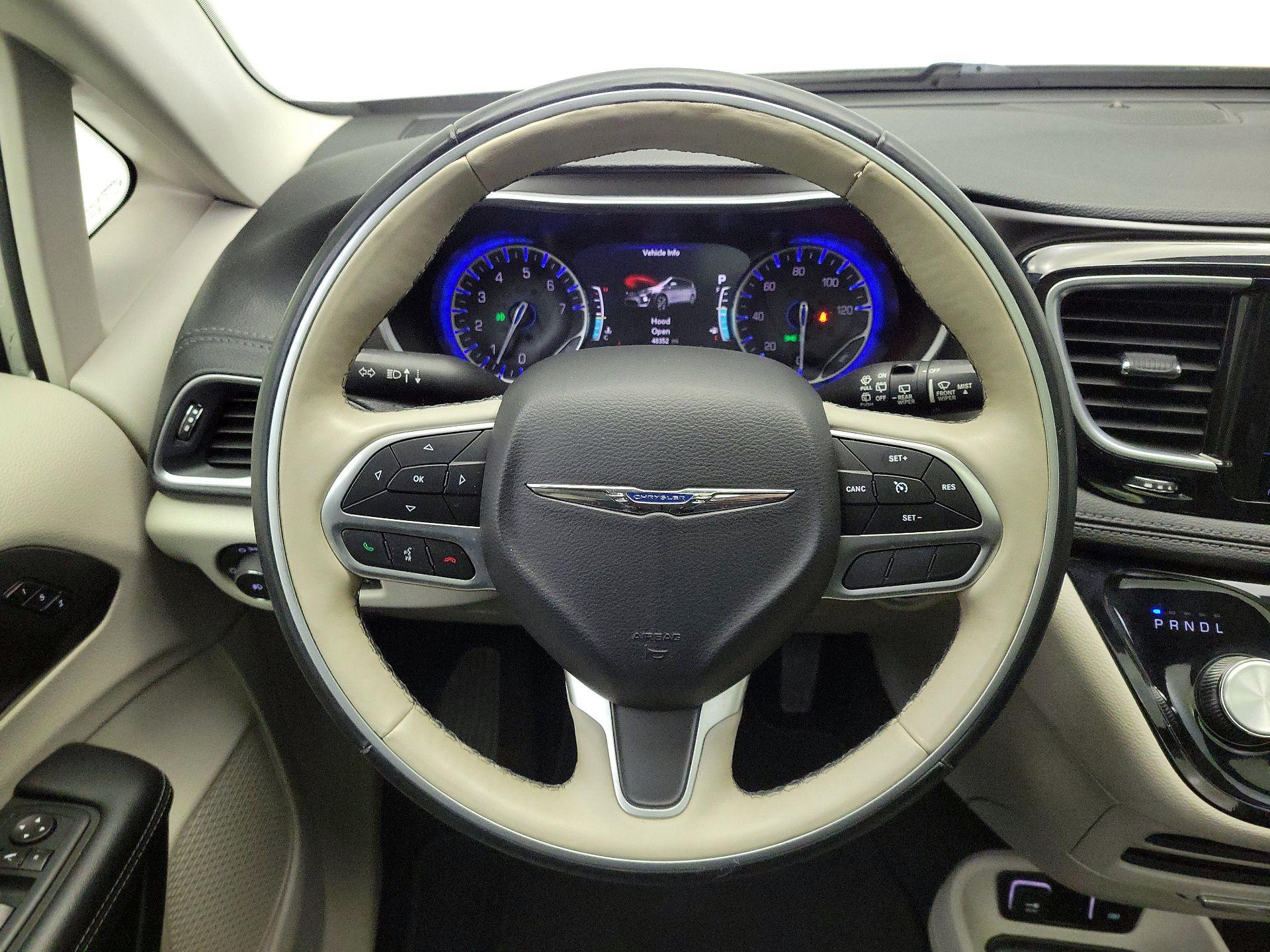 Thumbnail: 2017 Chrysler Pacifica - 10