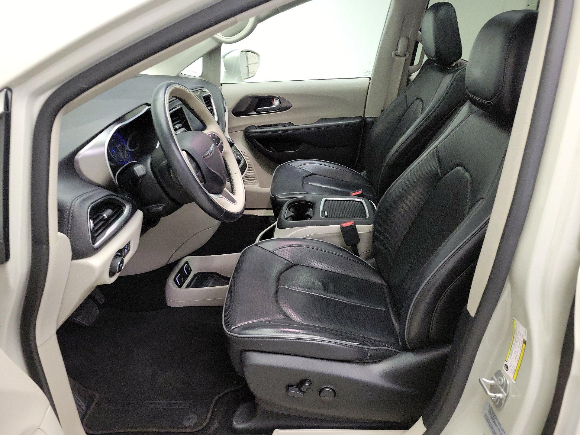 Thumbnail: 2017 Chrysler Pacifica - 11