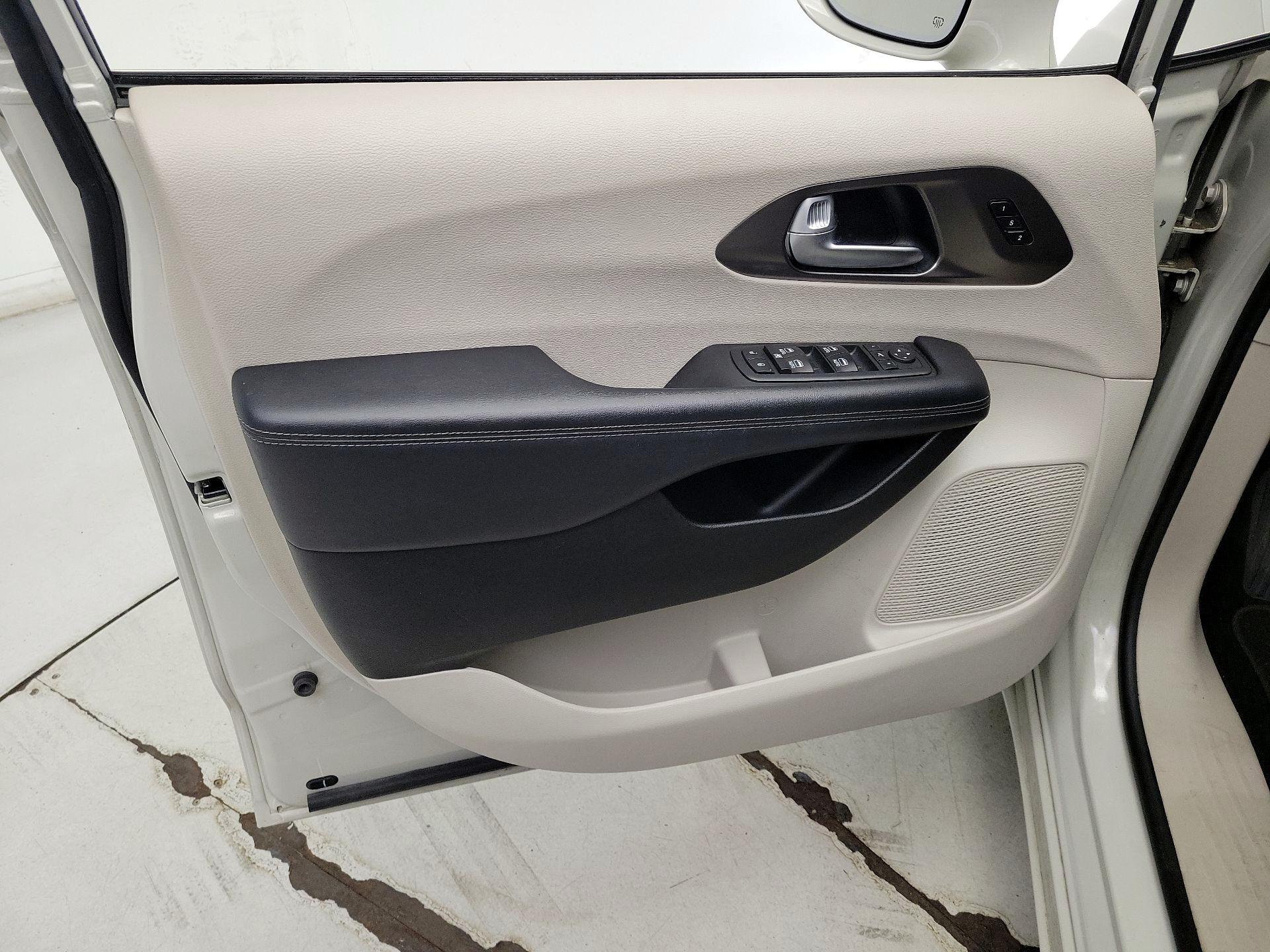 Thumbnail: 2017 Chrysler Pacifica - 12