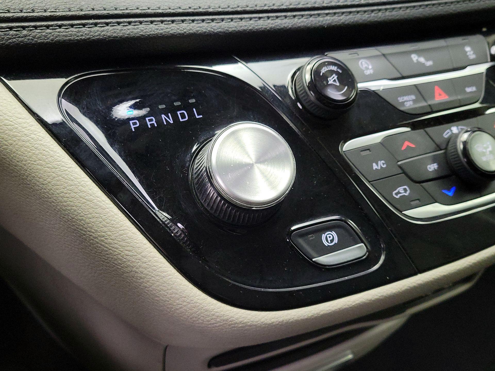 Thumbnail: 2017 Chrysler Pacifica - 18