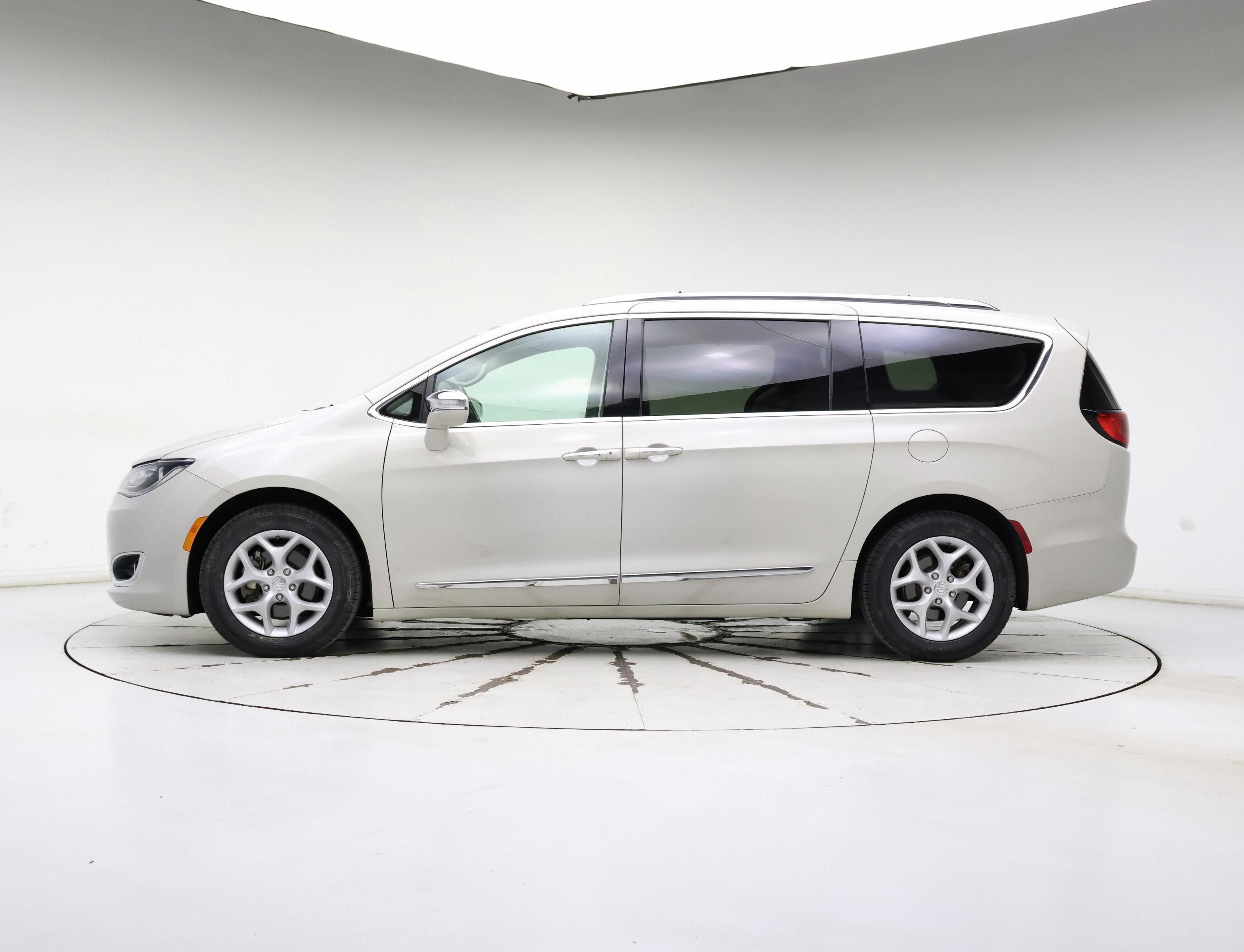 Thumbnail: 2017 Chrysler Pacifica - 3