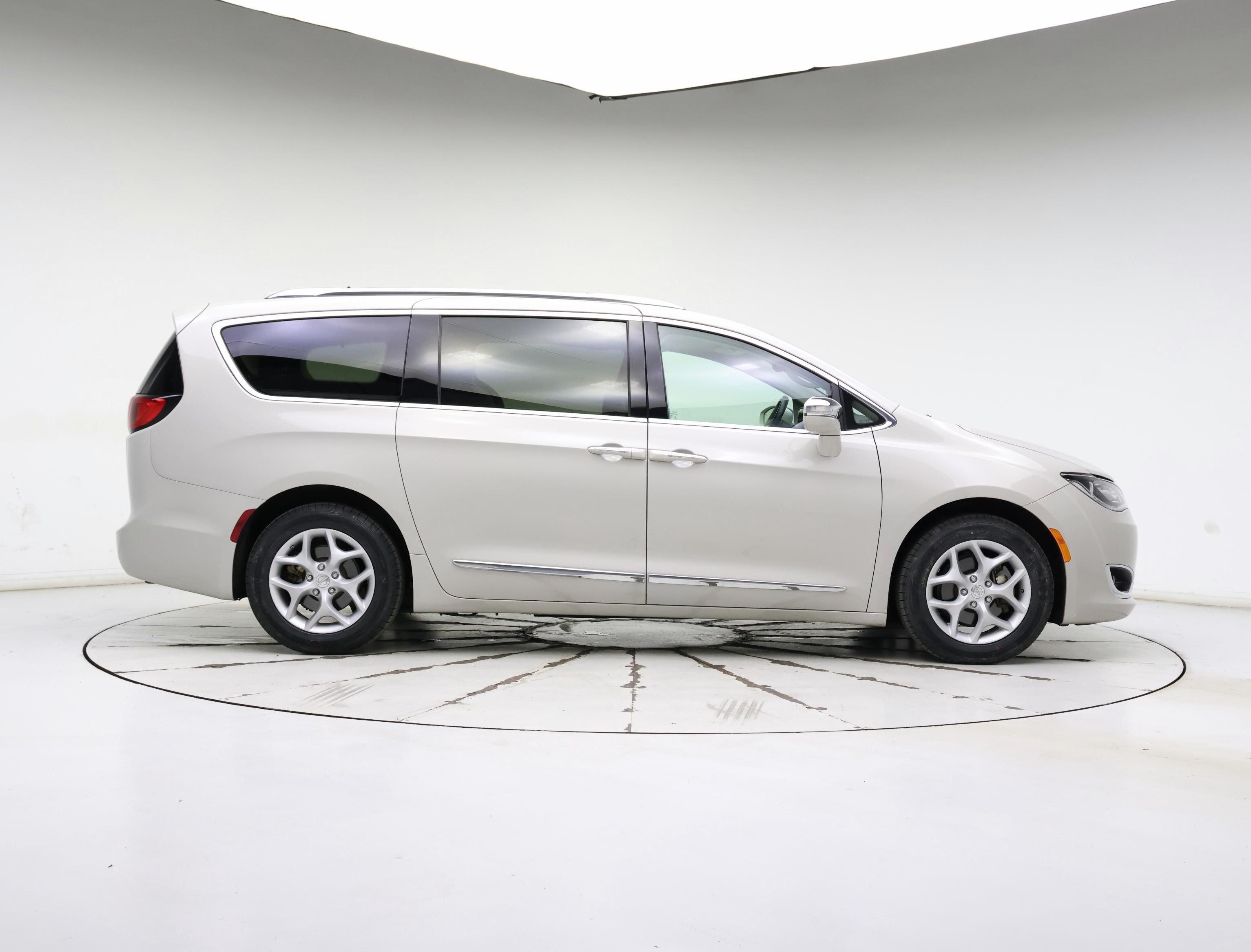 Thumbnail: 2017 Chrysler Pacifica - 7