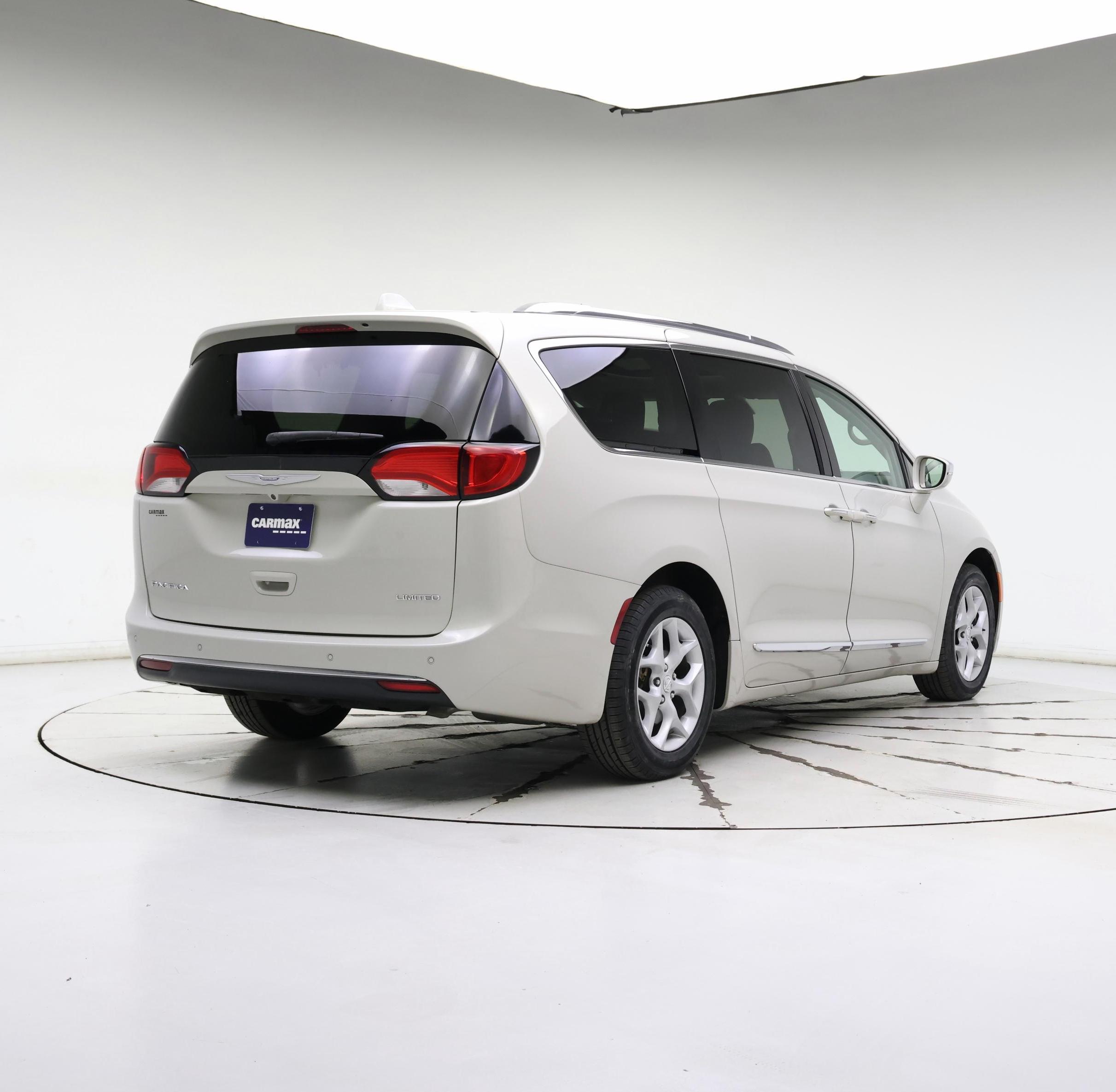 Thumbnail: 2017 Chrysler Pacifica - 8