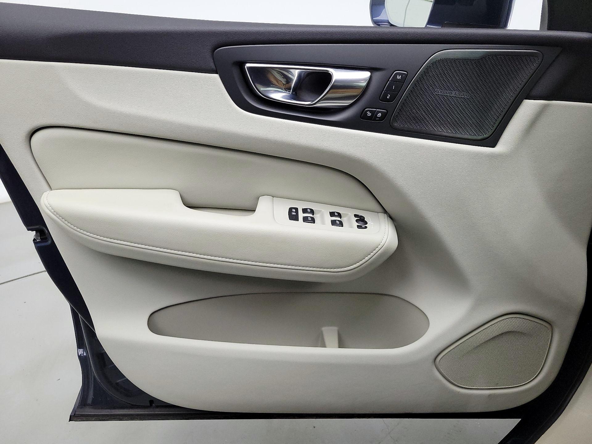 Thumbnail: 2022 Volvo XC60 - 12