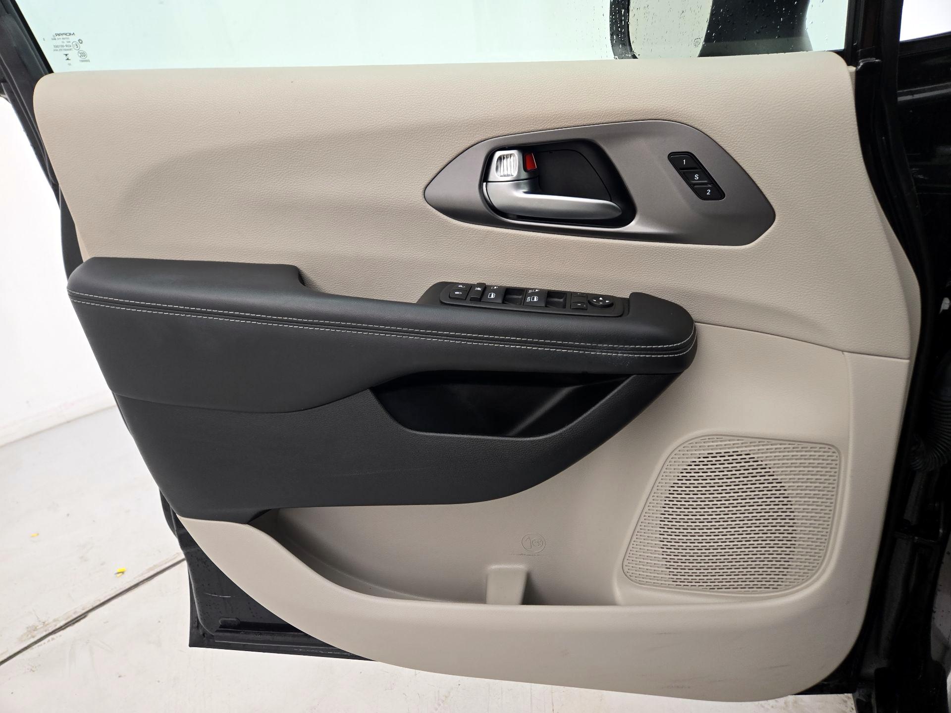 Thumbnail: 2023 Chrysler Pacifica - 12