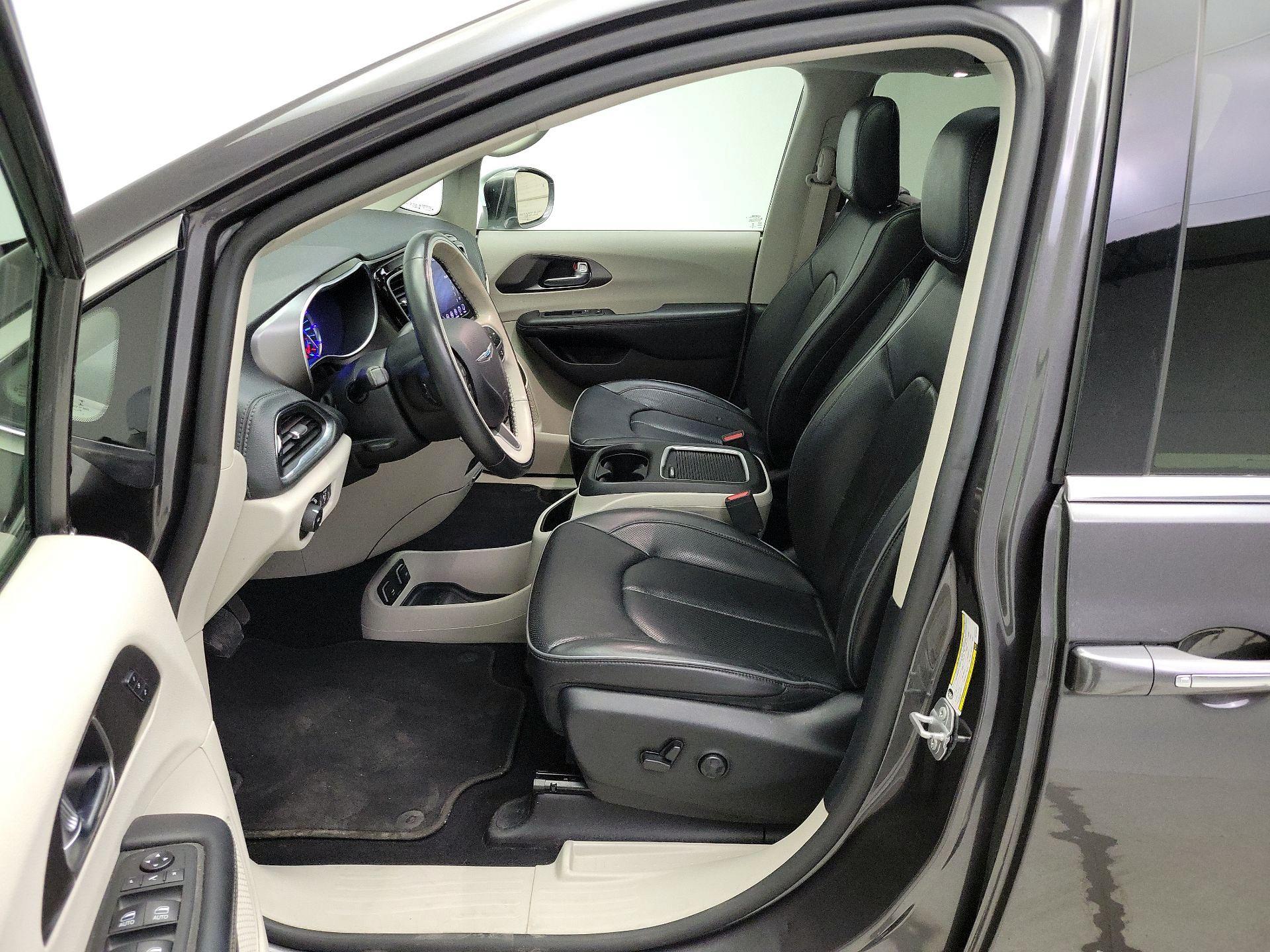 Thumbnail: 2019 Chrysler Pacifica - 11