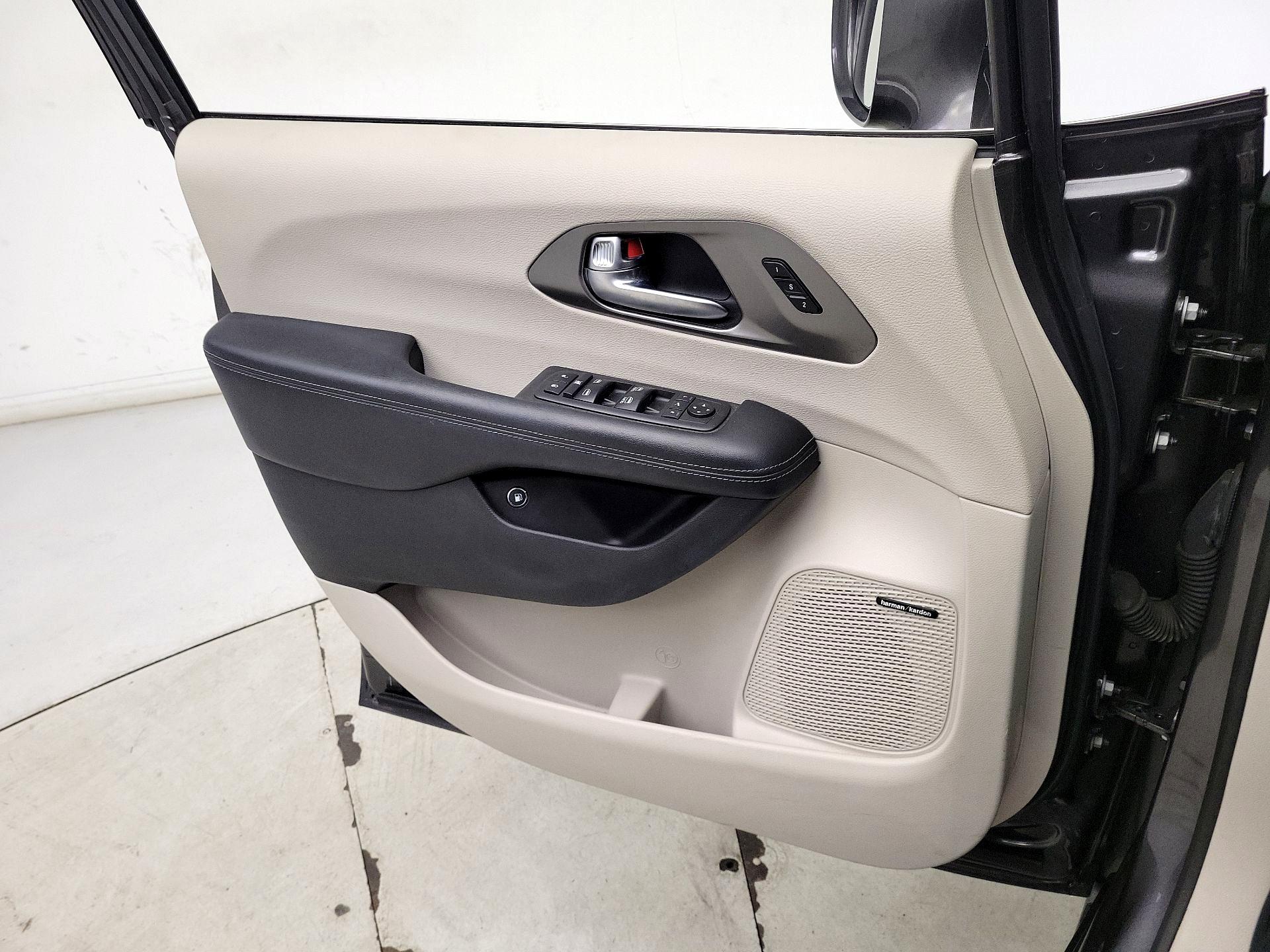 Thumbnail: 2019 Chrysler Pacifica - 12