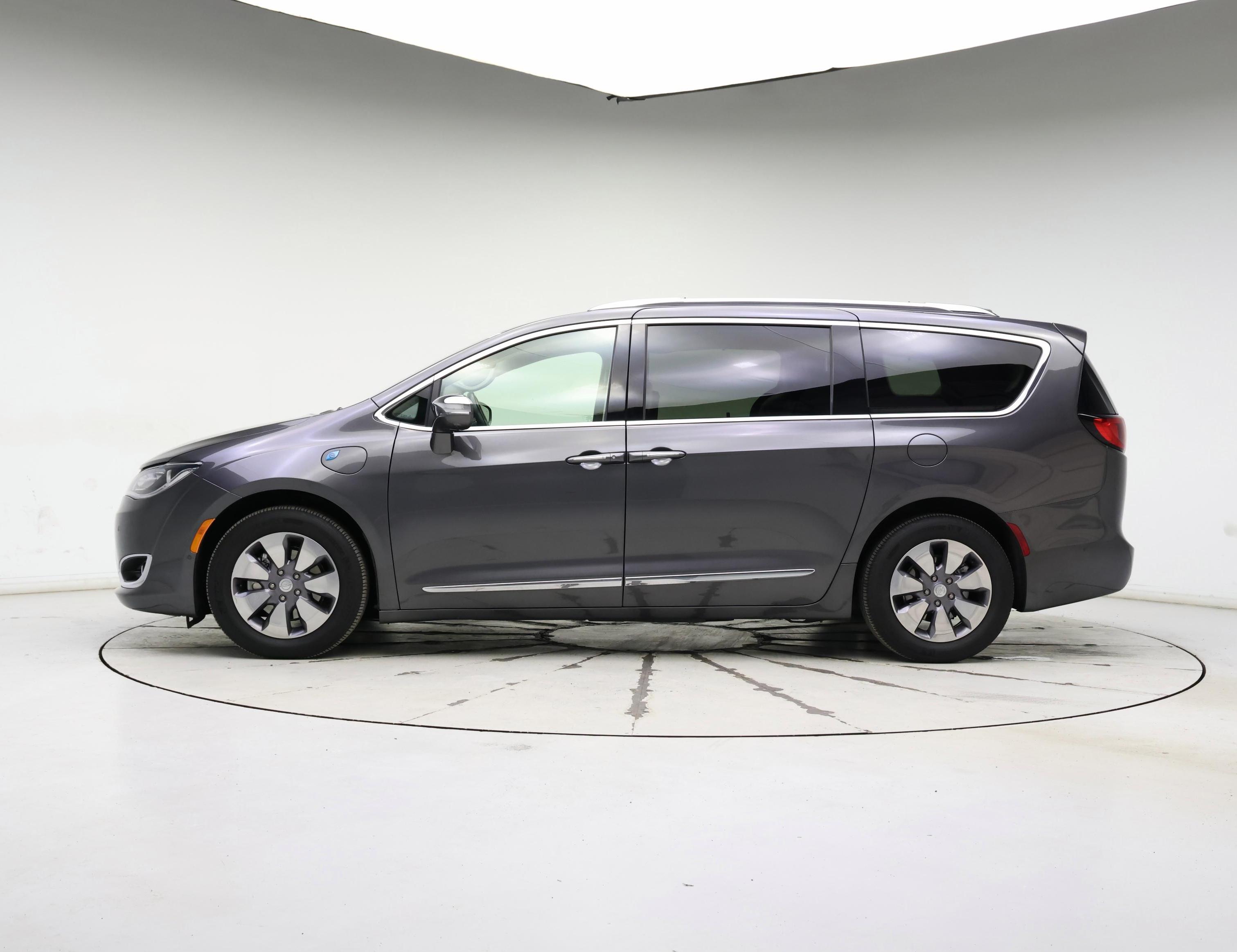 Thumbnail: 2019 Chrysler Pacifica - 3
