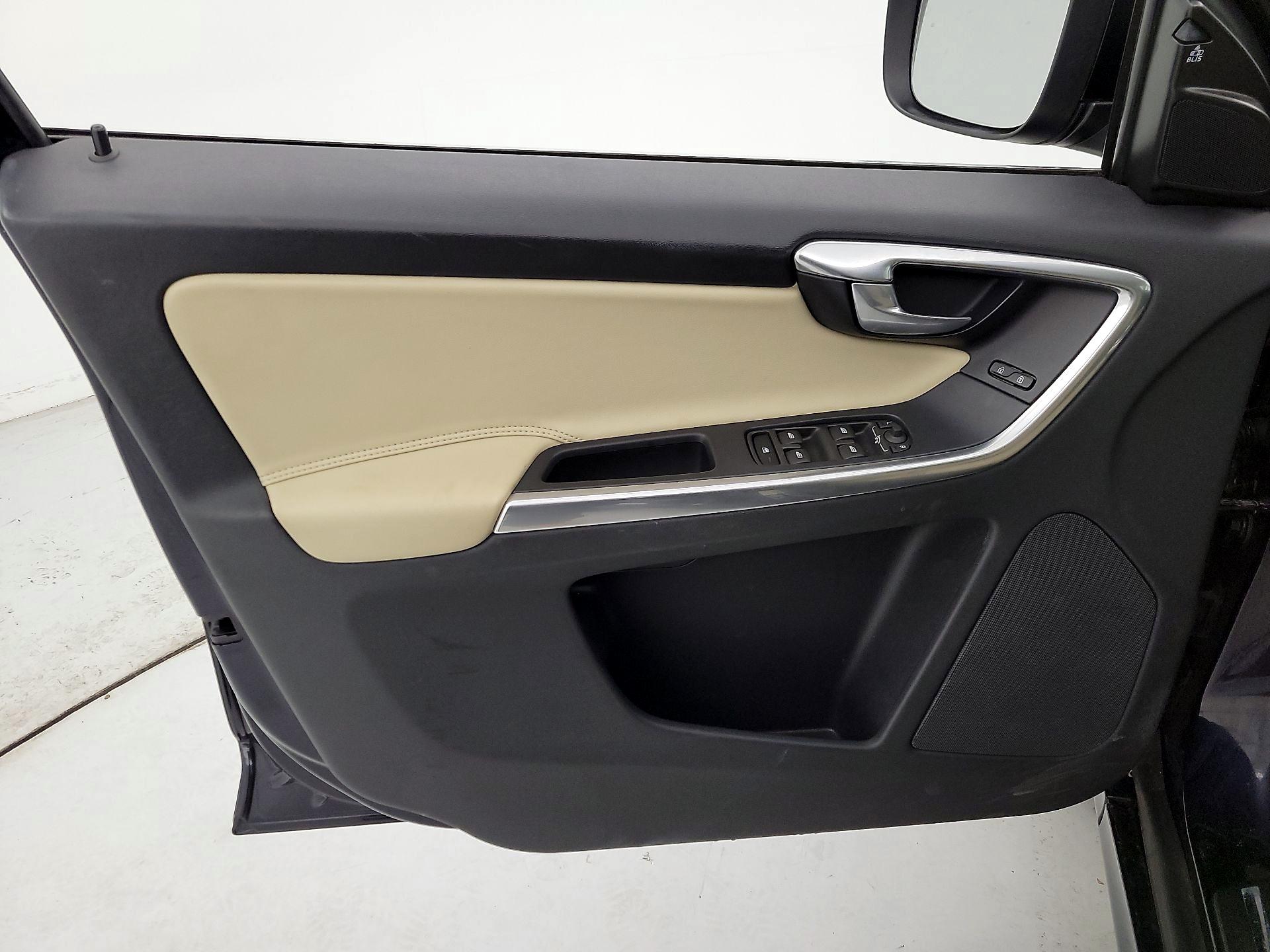 Thumbnail: 2017 Volvo XC60 - 12