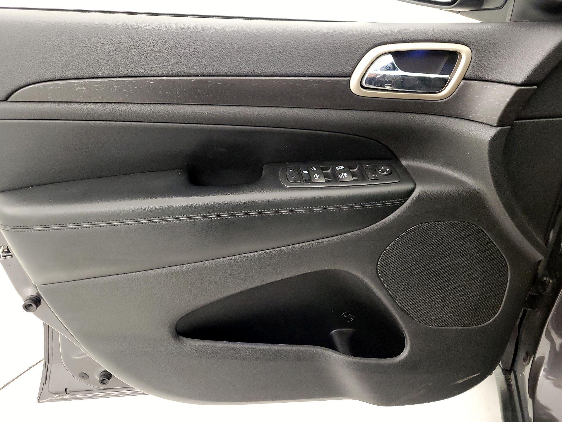 Thumbnail: 2015 Jeep Grand Cherokee - 12