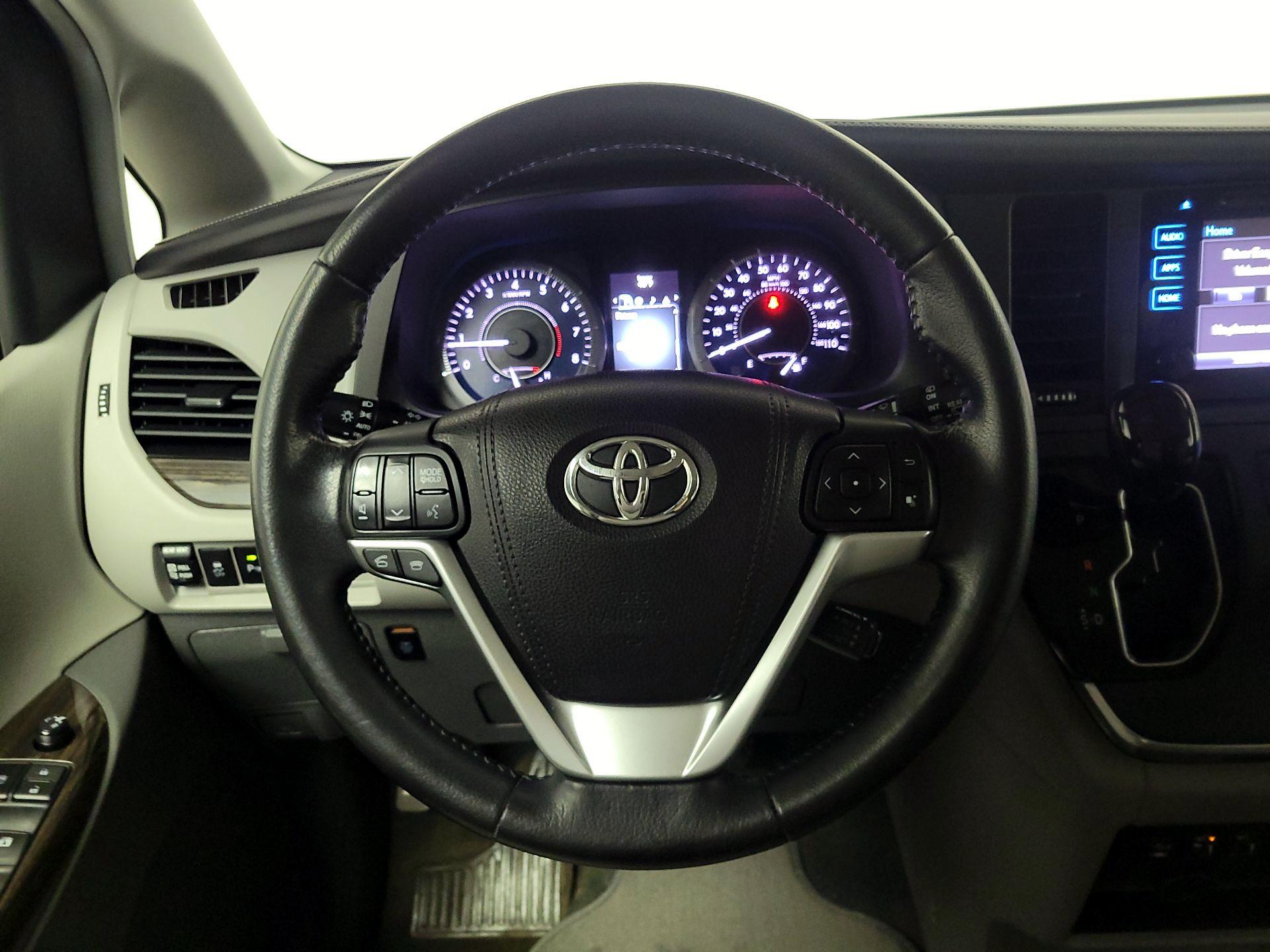 Thumbnail: 2015 Toyota Sienna - 10