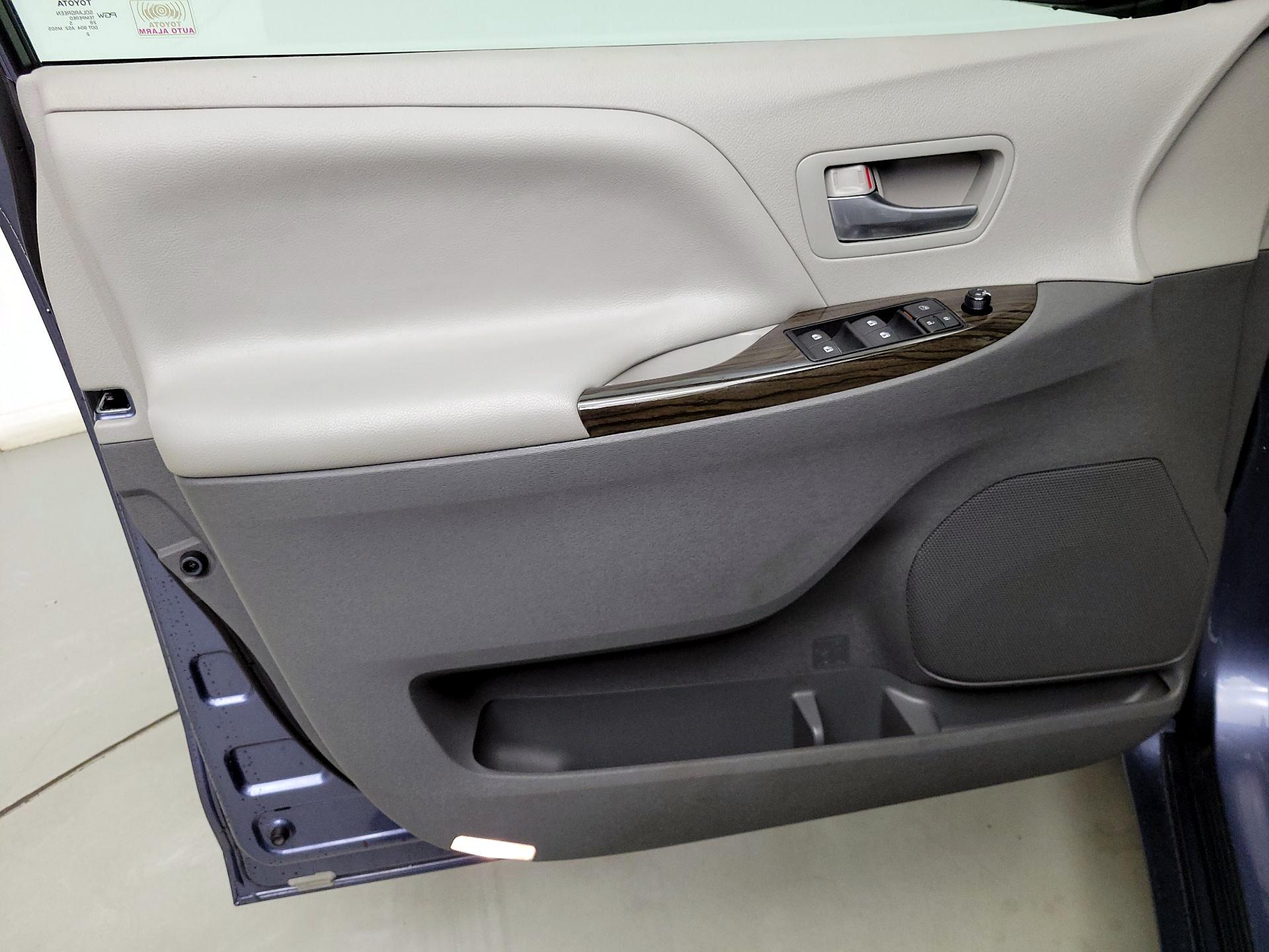 Thumbnail: 2015 Toyota Sienna - 12