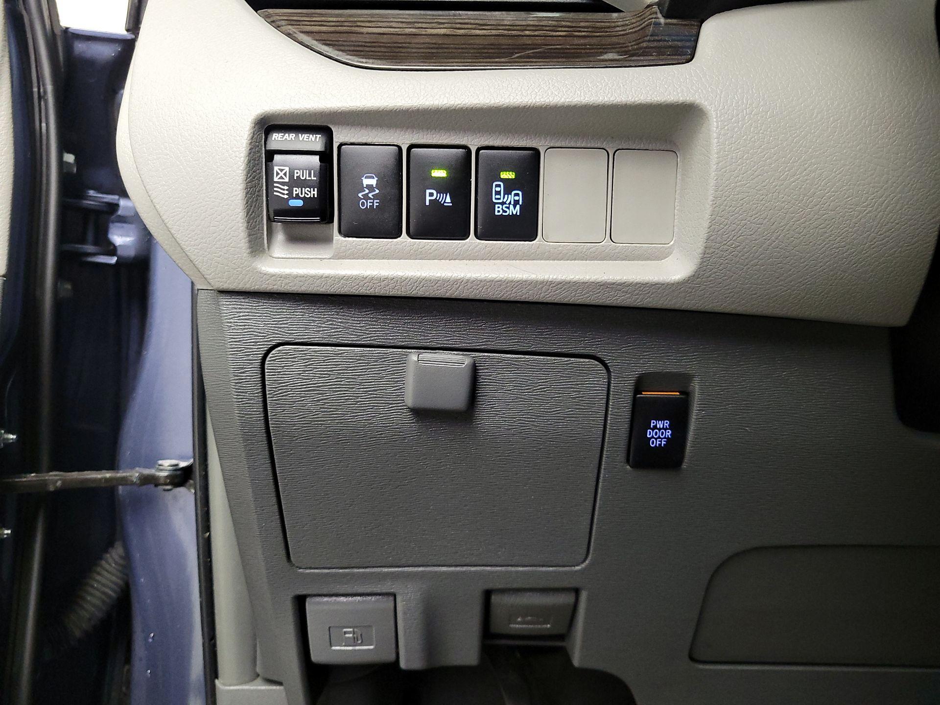 Thumbnail: 2015 Toyota Sienna - 13