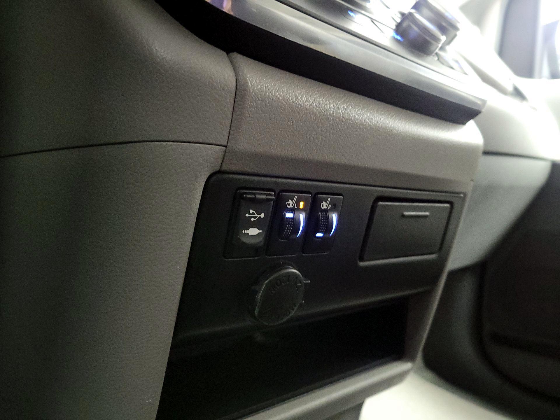 Thumbnail: 2015 Toyota Sienna - 19