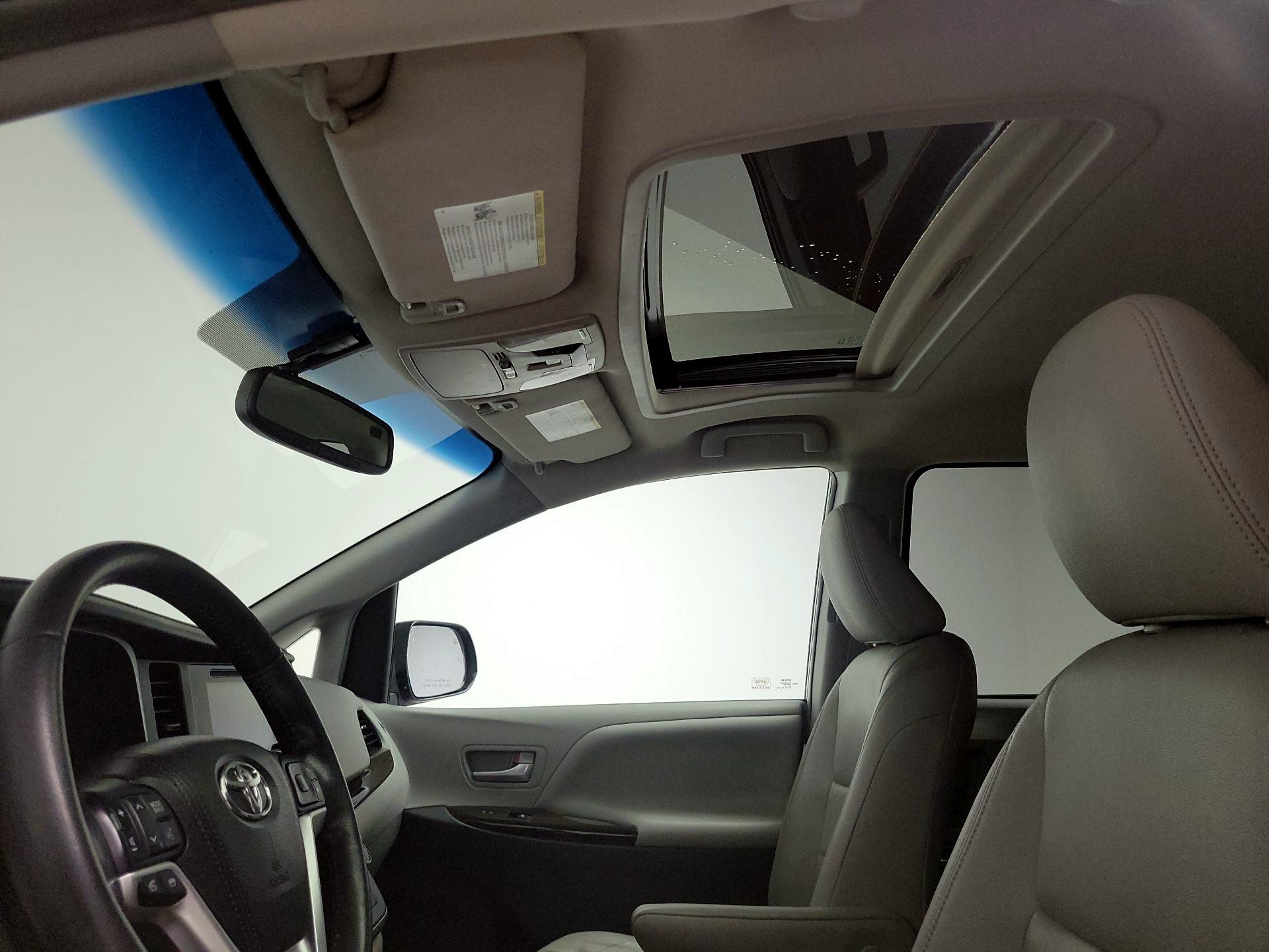 Thumbnail: 2015 Toyota Sienna - 20