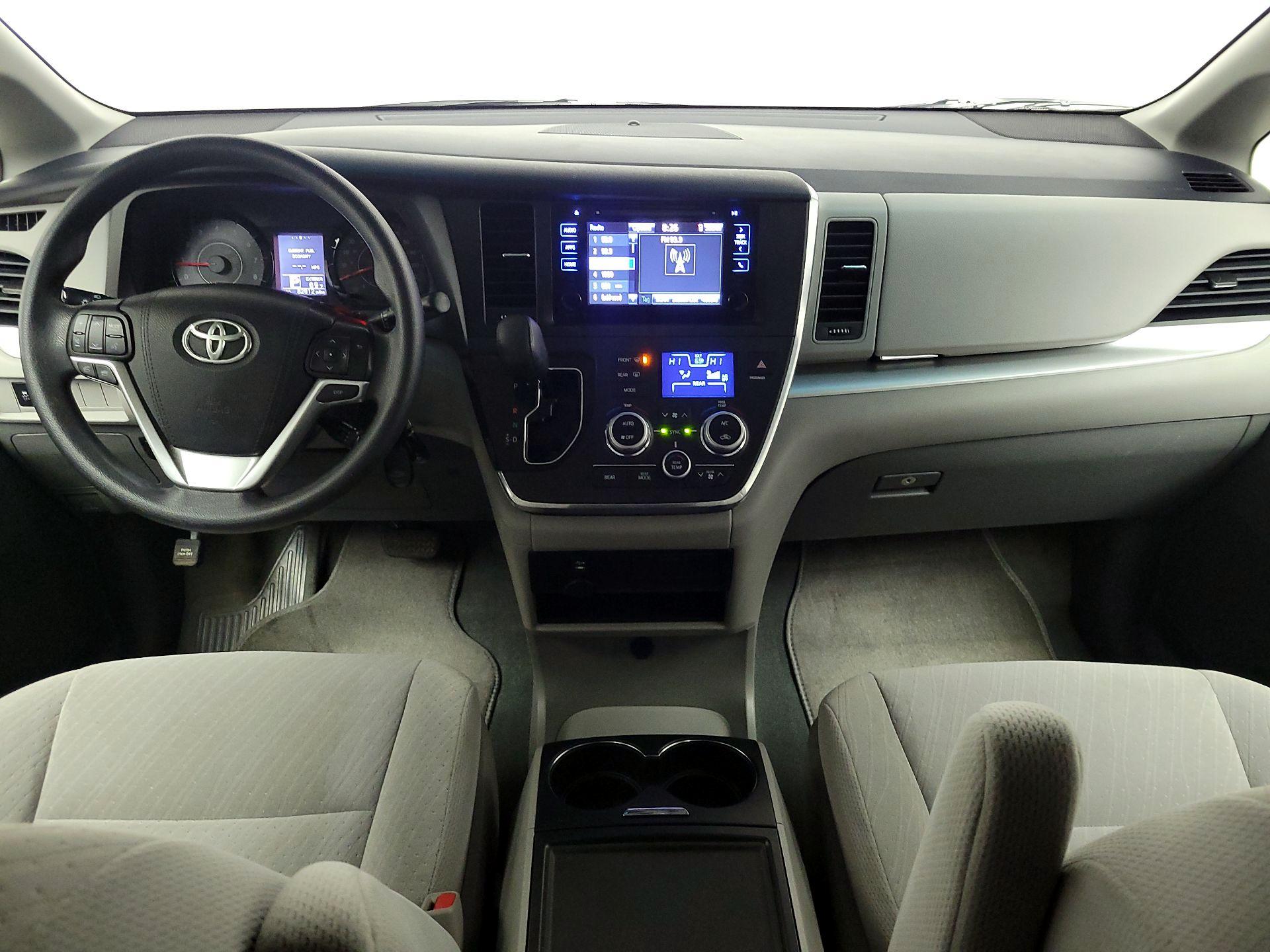 Thumbnail: 2017 Toyota Sienna - 9