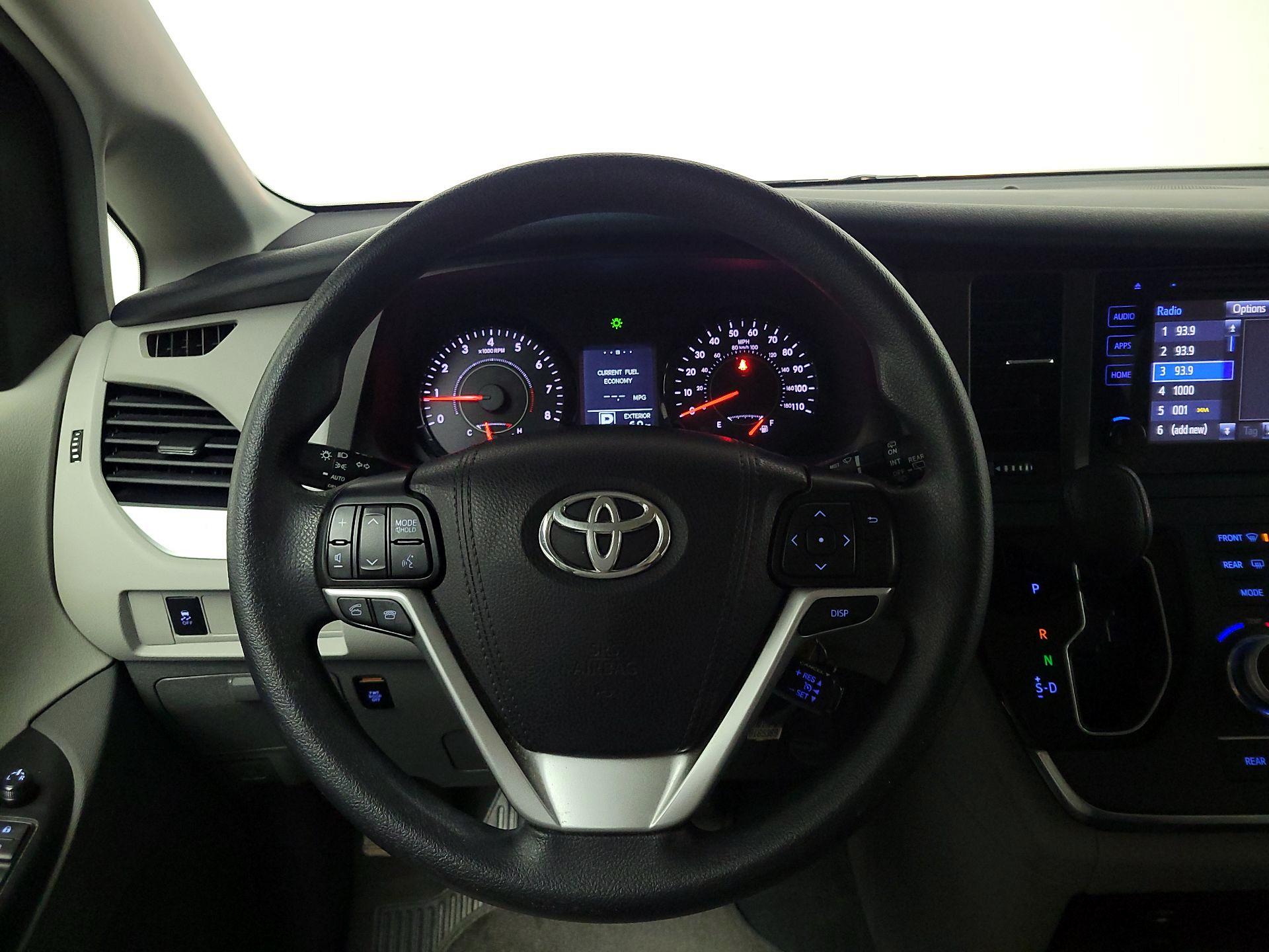 Thumbnail: 2017 Toyota Sienna - 10