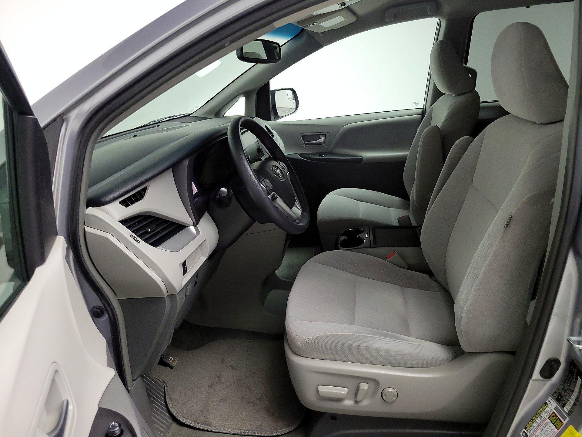 Thumbnail: 2017 Toyota Sienna - 11