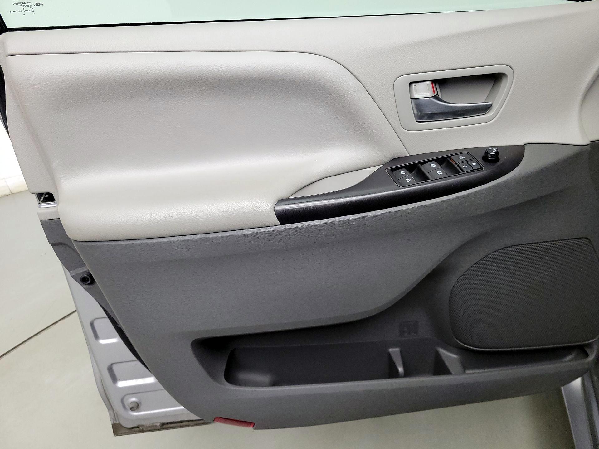 Thumbnail: 2017 Toyota Sienna - 12