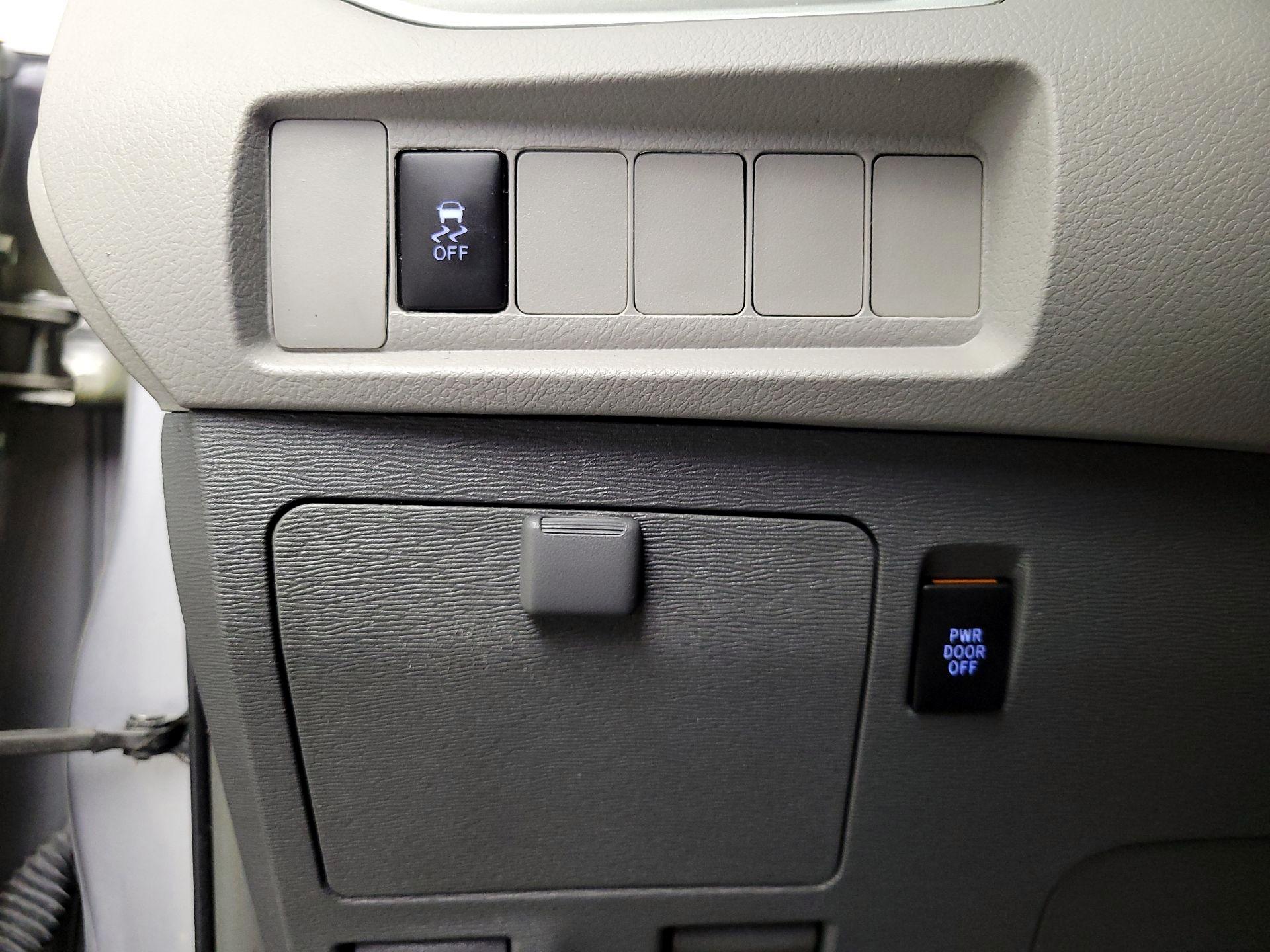 Thumbnail: 2017 Toyota Sienna - 13