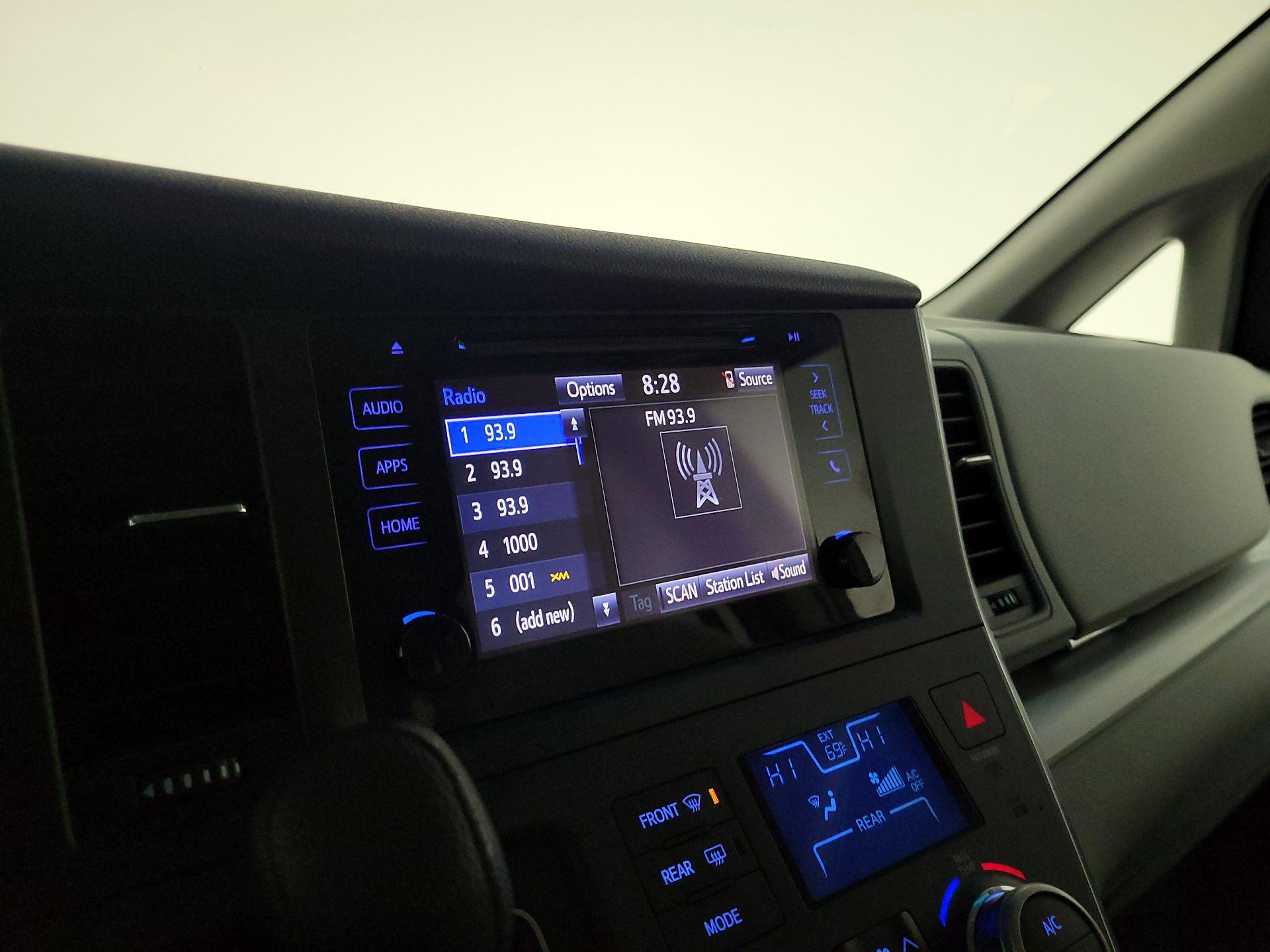 Thumbnail: 2017 Toyota Sienna - 15