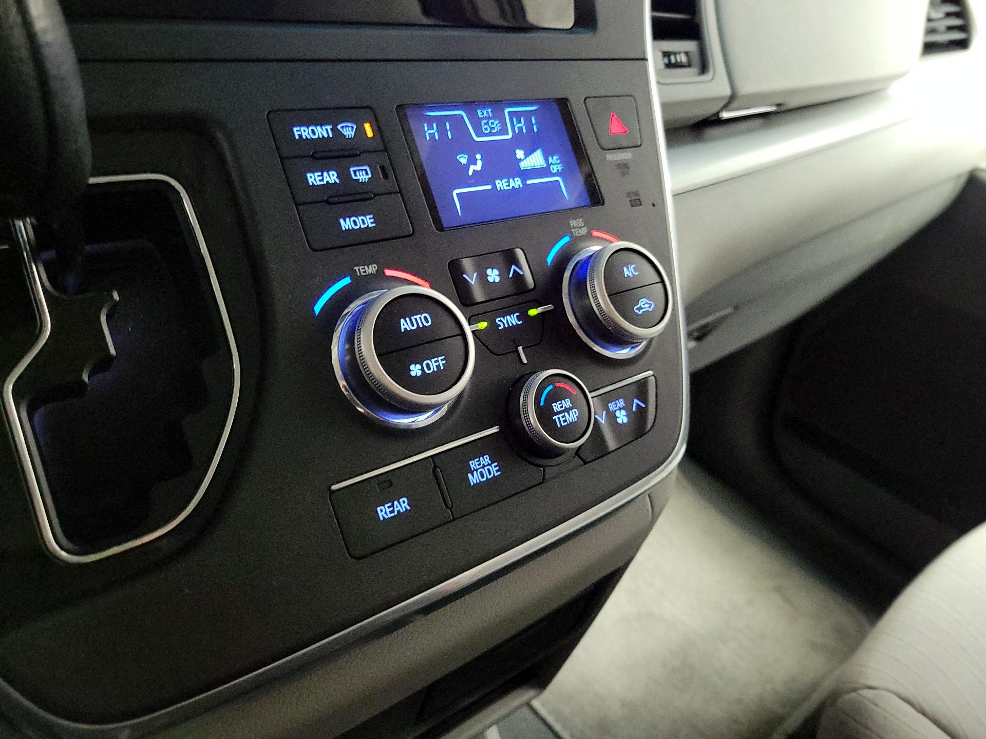 Thumbnail: 2017 Toyota Sienna - 16