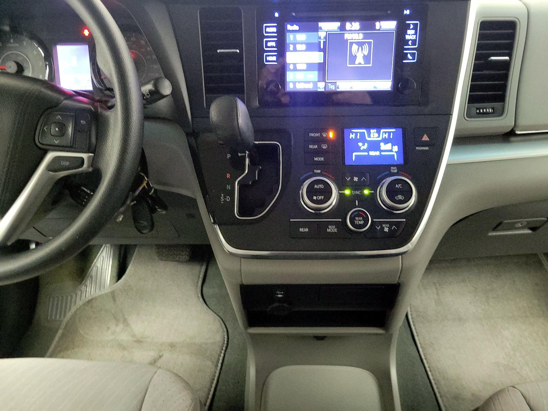 Thumbnail: 2017 Toyota Sienna - 17