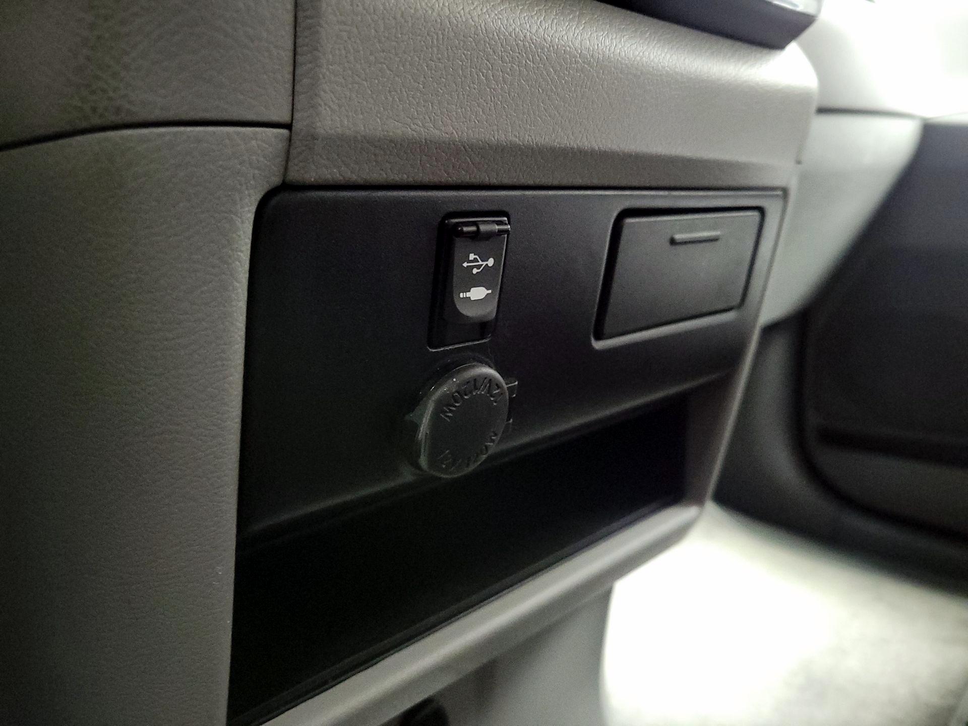 Thumbnail: 2017 Toyota Sienna - 18