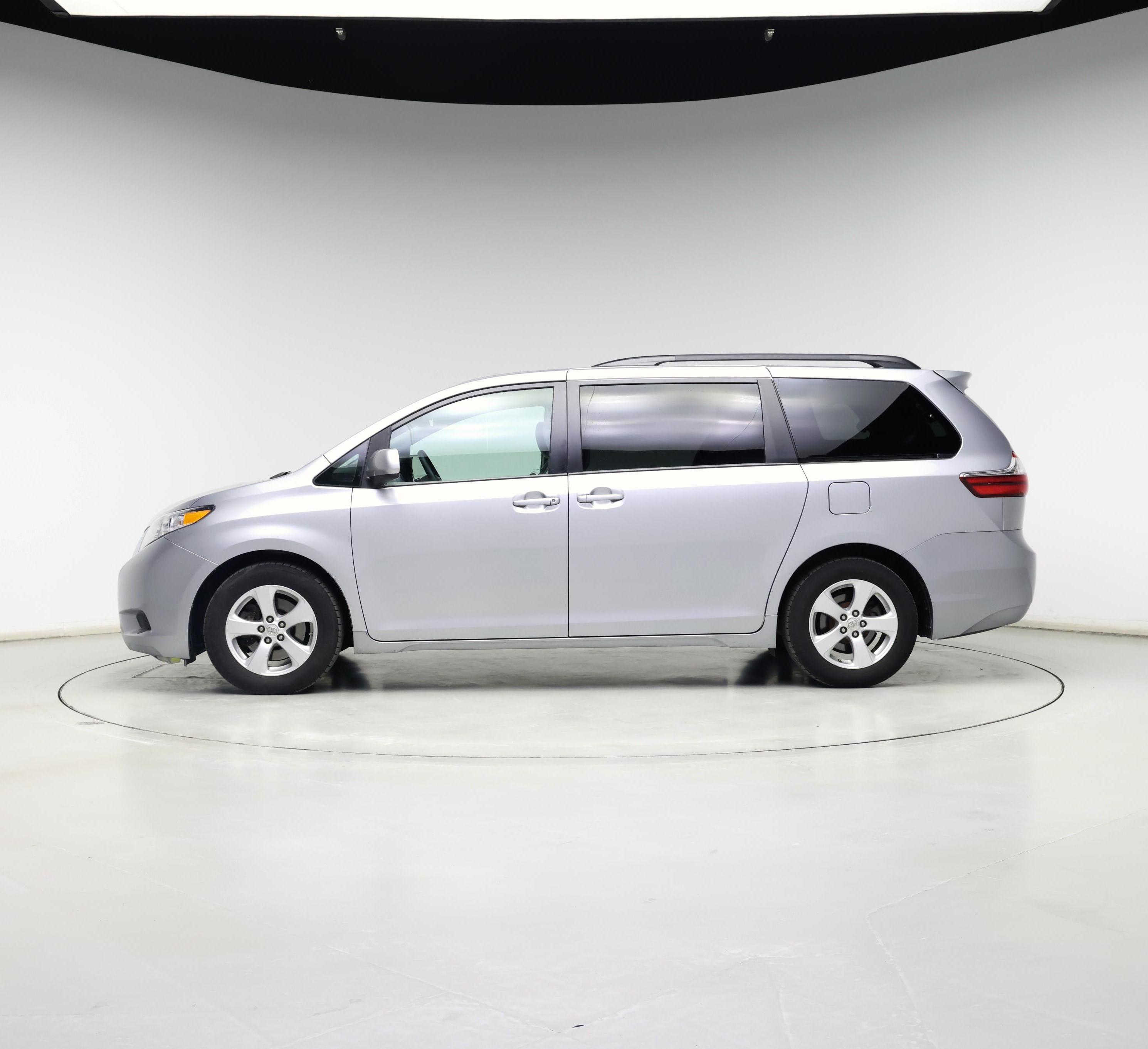 Thumbnail: 2017 Toyota Sienna - 3