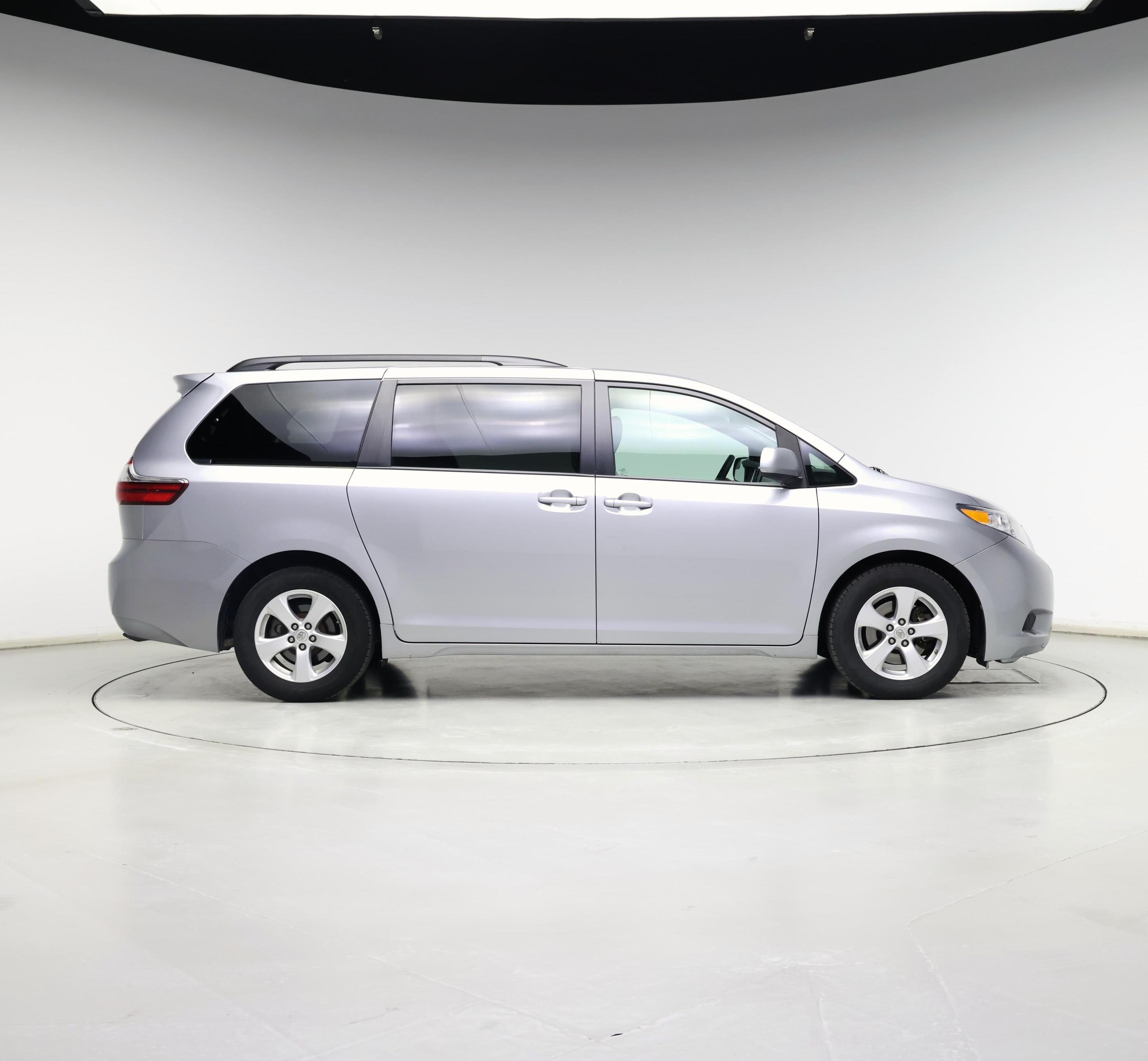 Thumbnail: 2017 Toyota Sienna - 7