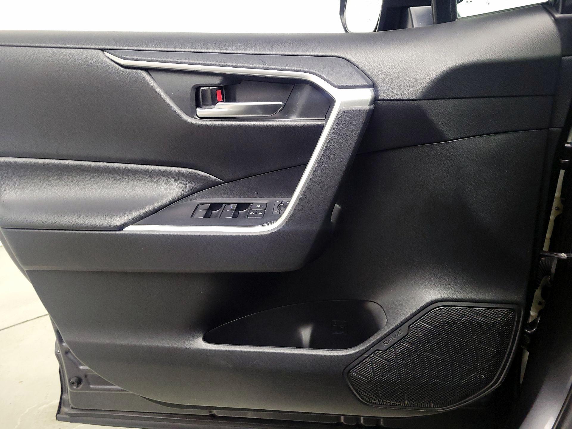 Thumbnail: 2020 Toyota RAV4 - 12