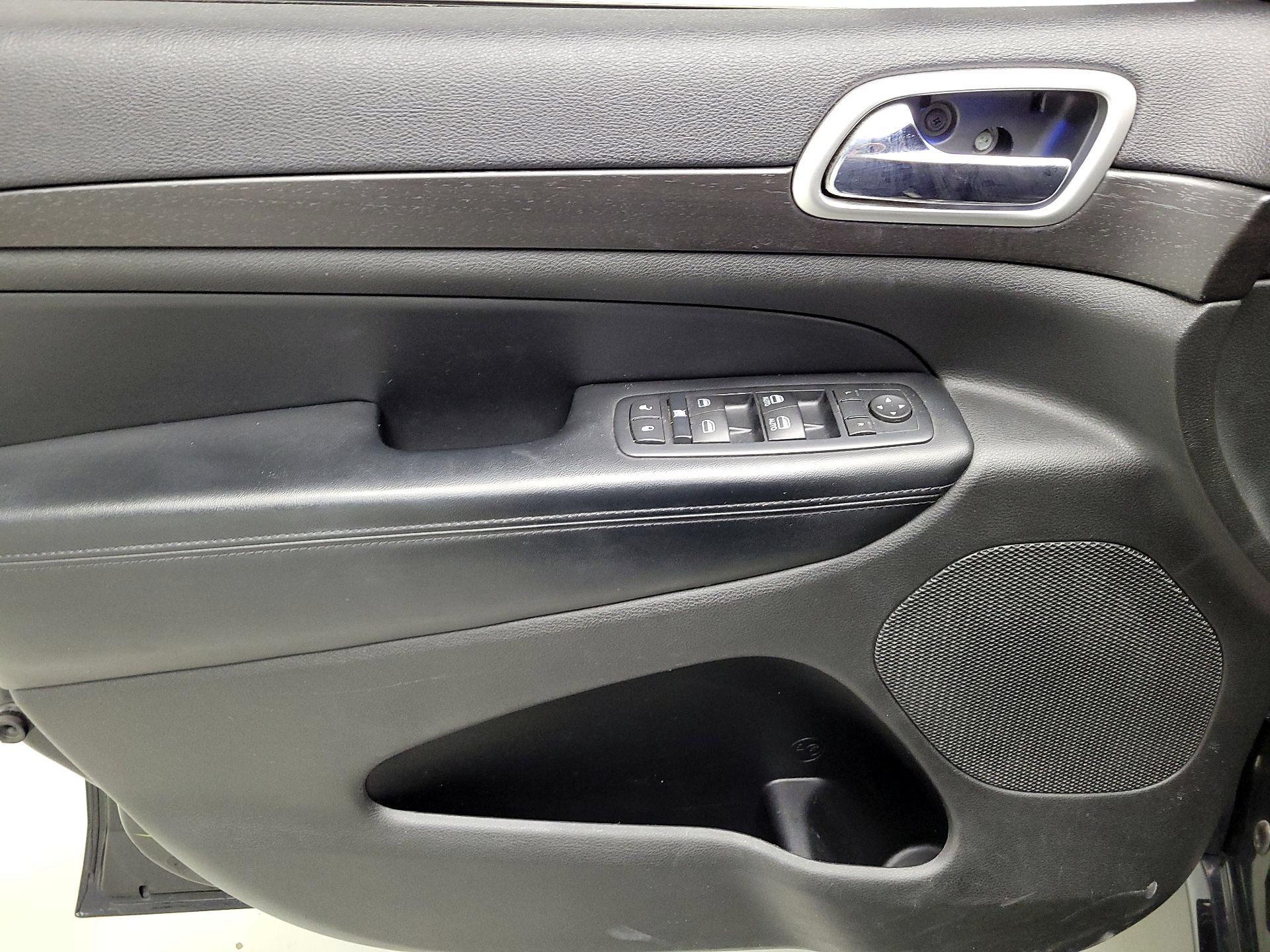 Thumbnail: 2015 Jeep Grand Cherokee - 12