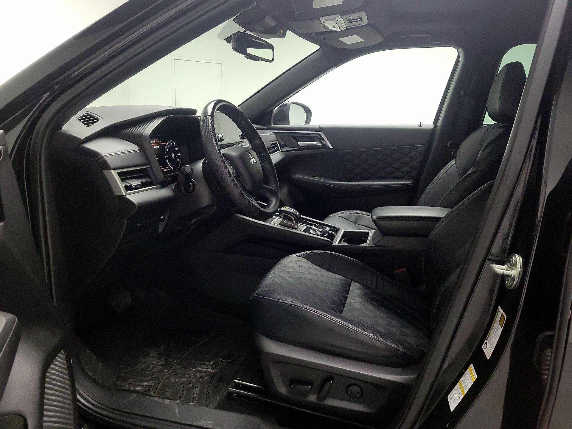 Thumbnail: 2023 Mitsubishi Outlander - 11