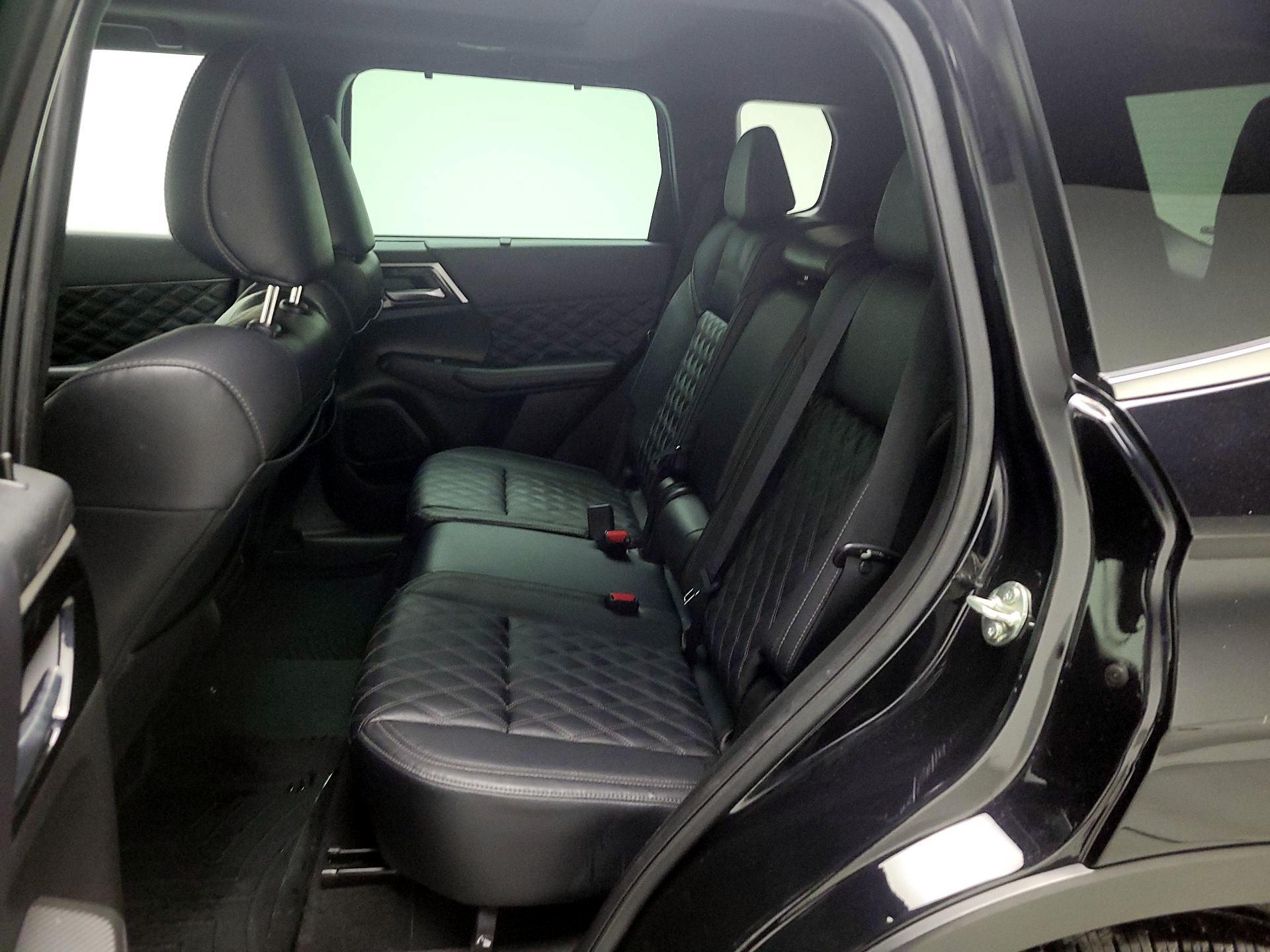 Thumbnail: 2023 Mitsubishi Outlander - 18