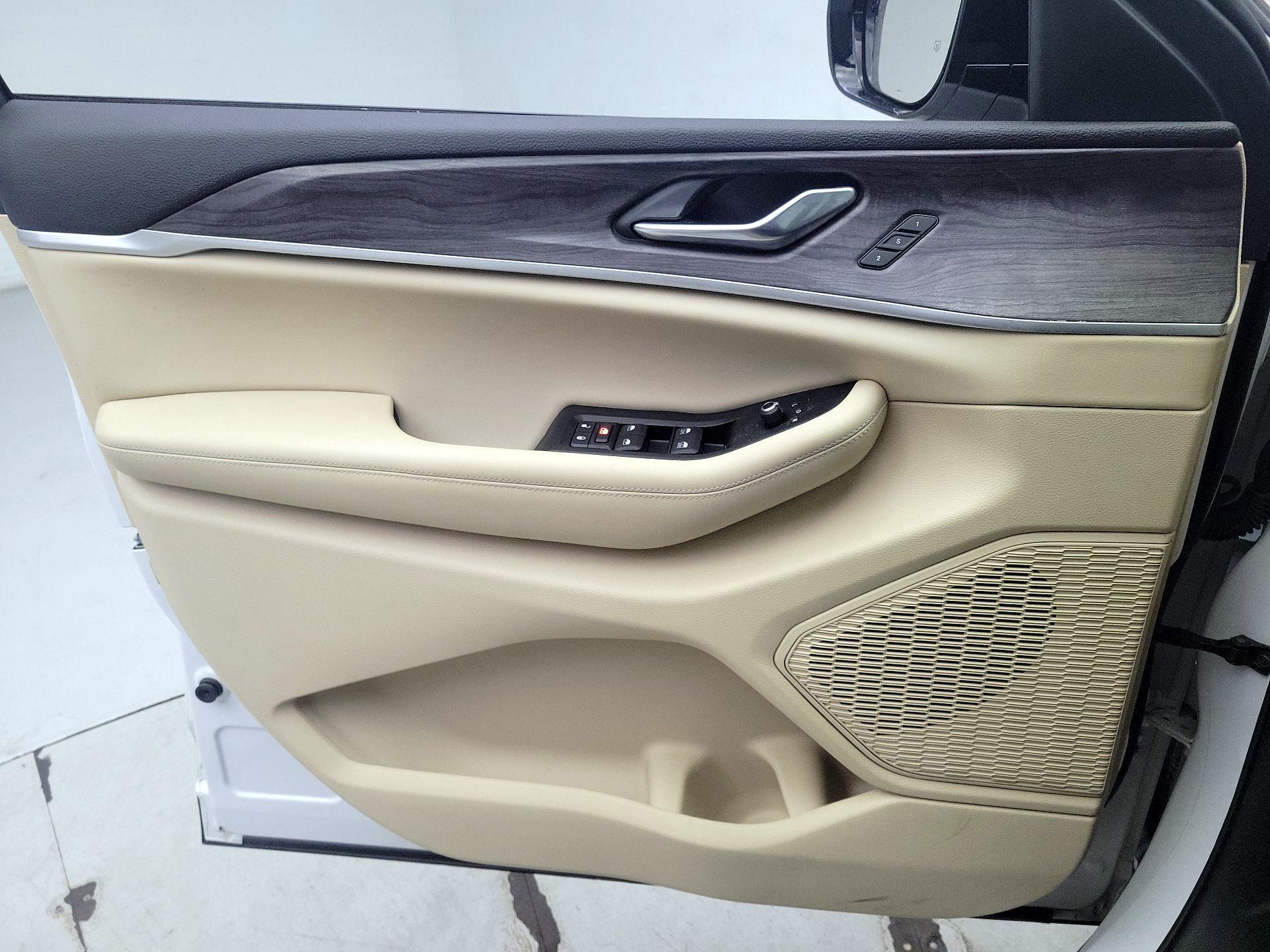 Thumbnail: 2023 Jeep Grand Cherokee - 12