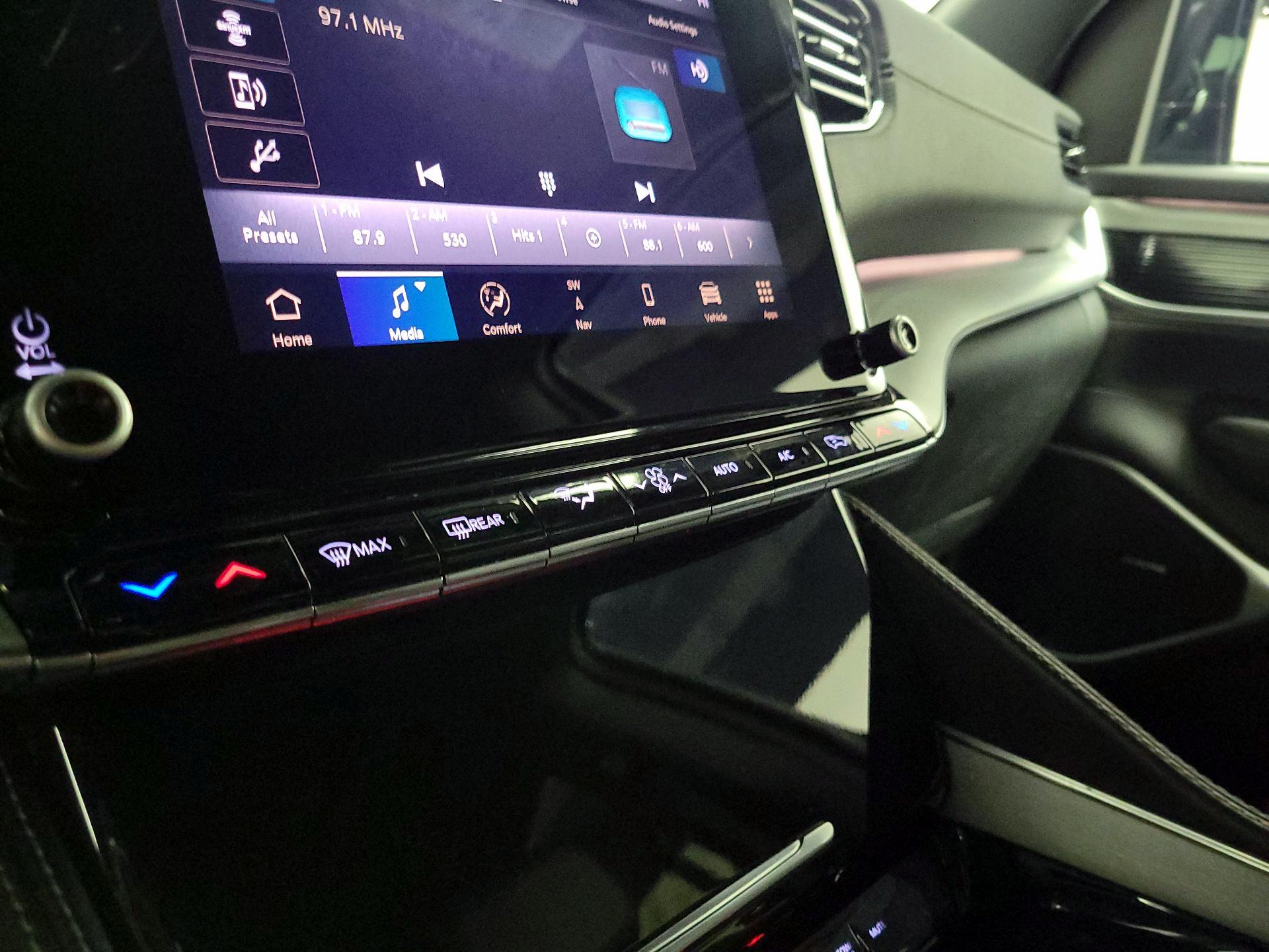 Thumbnail: 2023 Jeep Wagoneer - 17