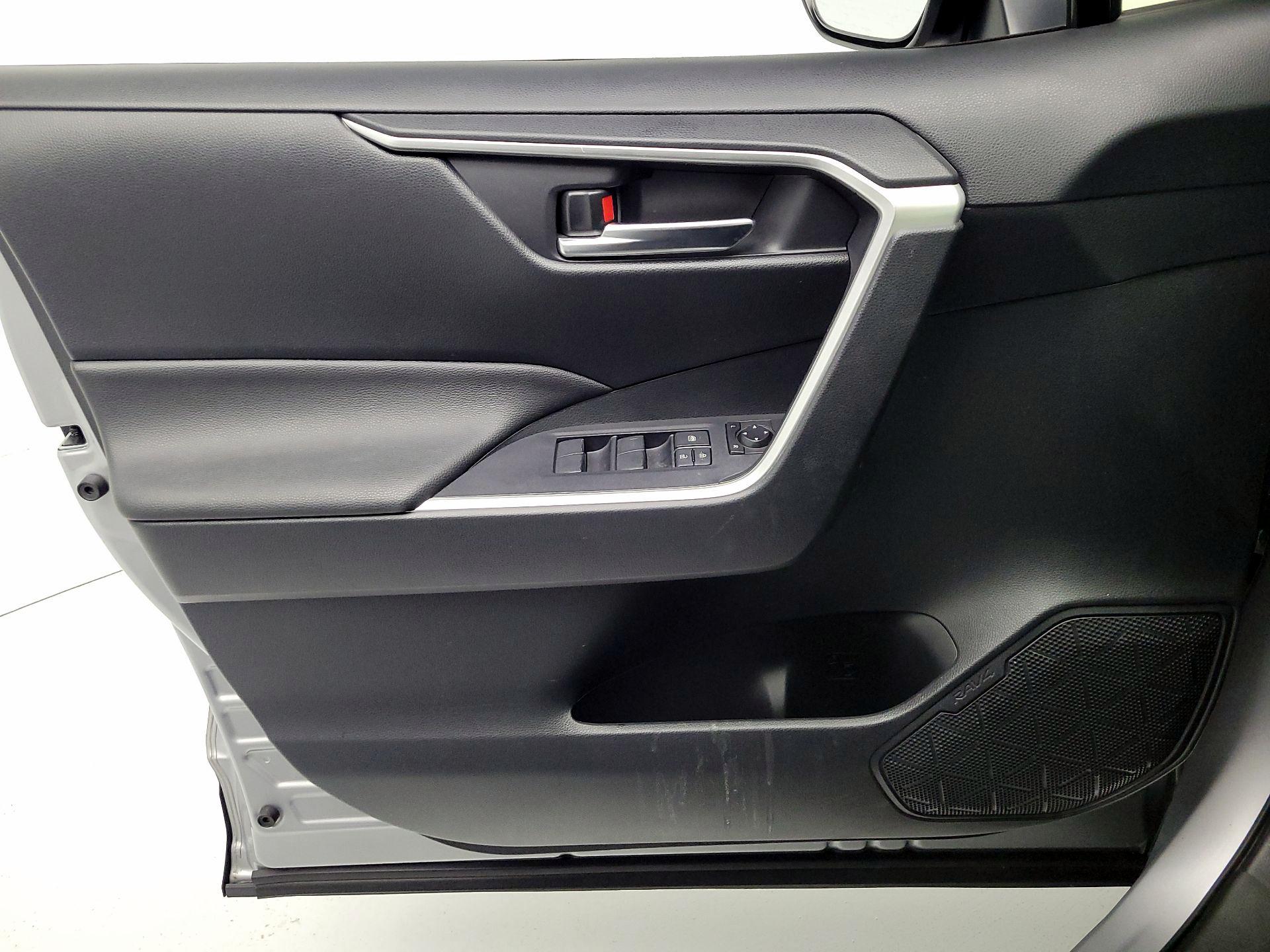 Thumbnail: 2019 Toyota RAV4 - 12