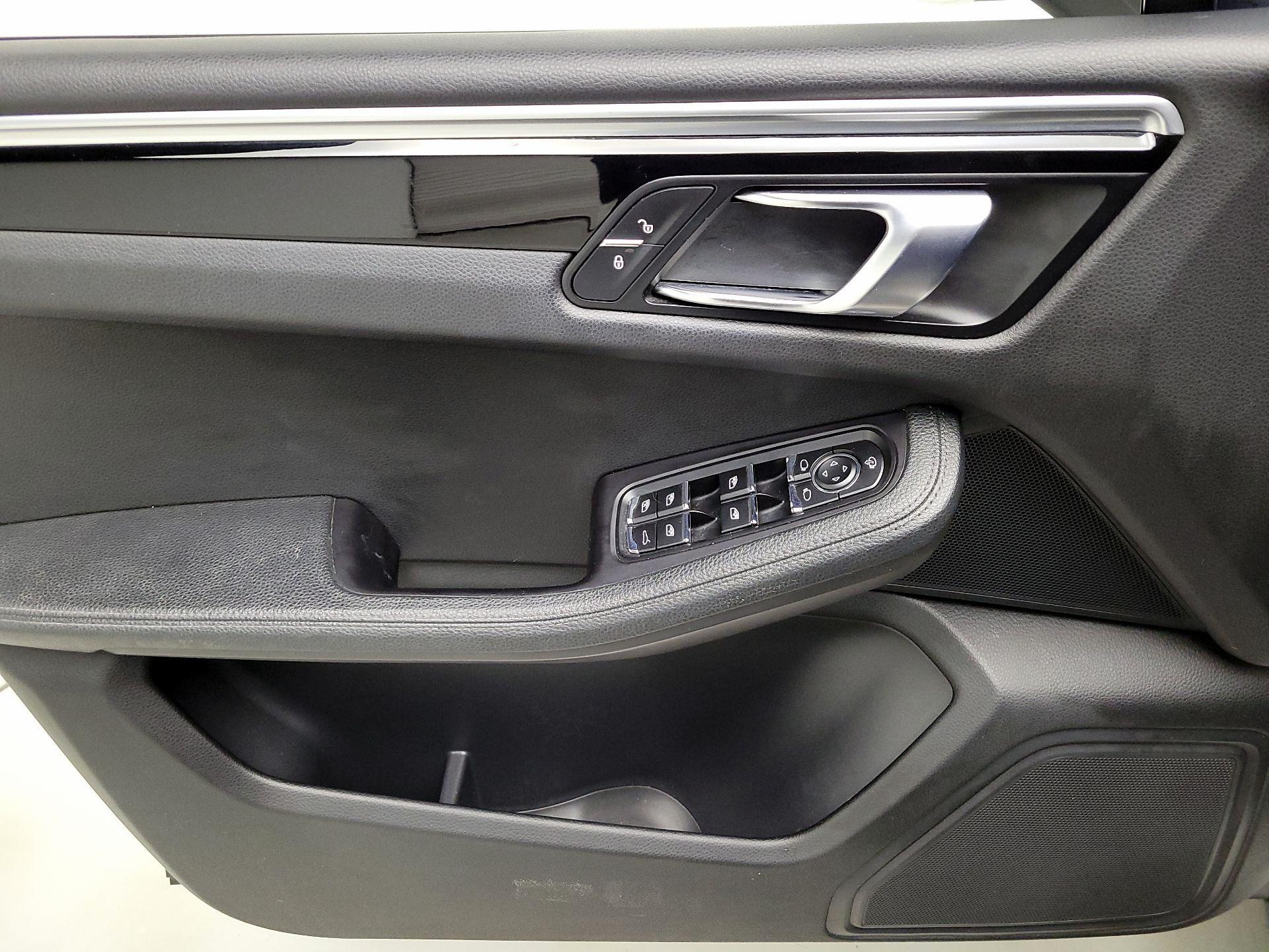 Thumbnail: 2018 Porsche Macan - 12