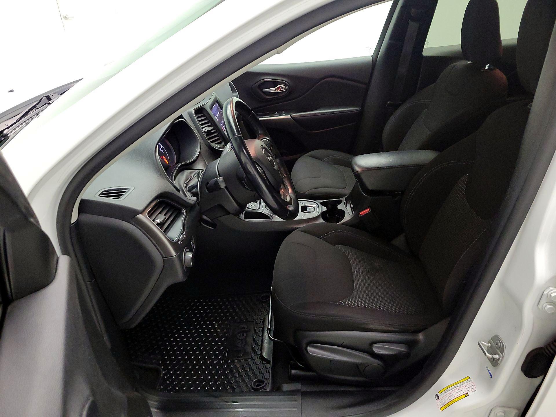 Thumbnail: 2020 Jeep Cherokee - 11