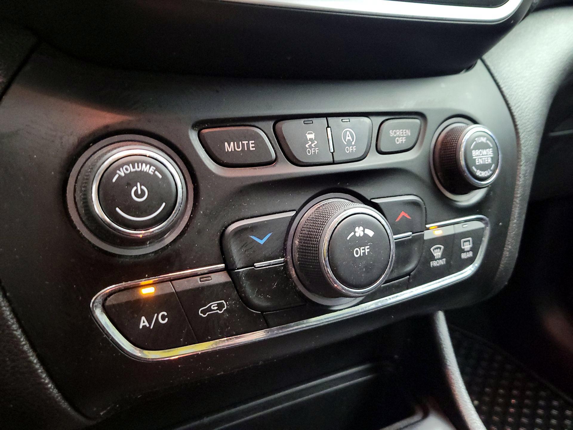 Thumbnail: 2020 Jeep Cherokee - 16