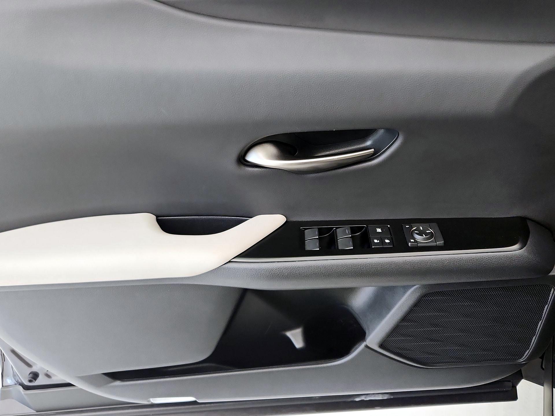 Thumbnail: 2022 Lexus UX - 12