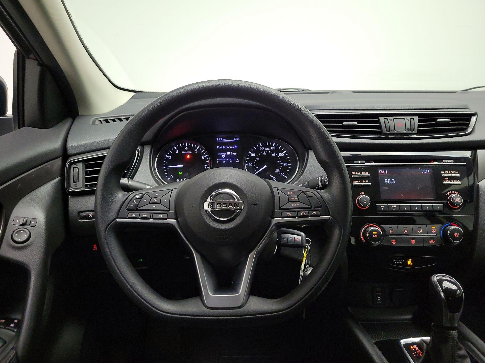 Thumbnail: 2017 Nissan Rogue Sport - 10