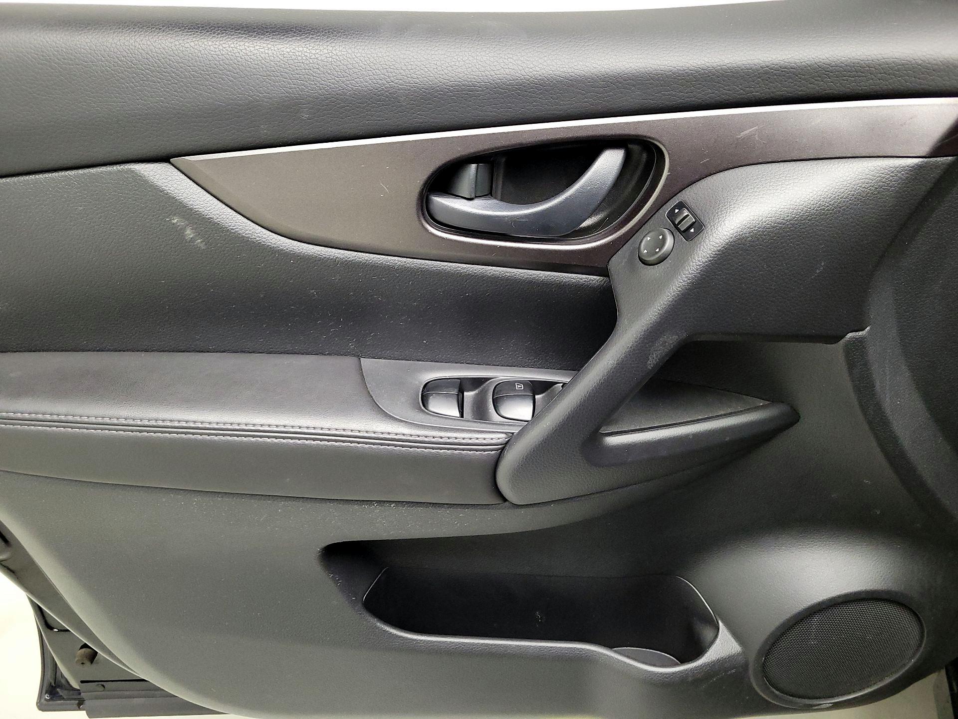 Thumbnail: 2017 Nissan Rogue Sport - 12